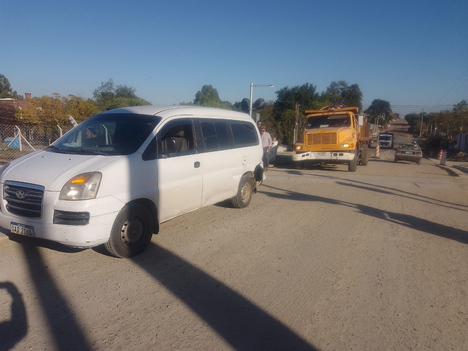 Camión de la Intendencia y camioneta impactaron en Andresito y la vía