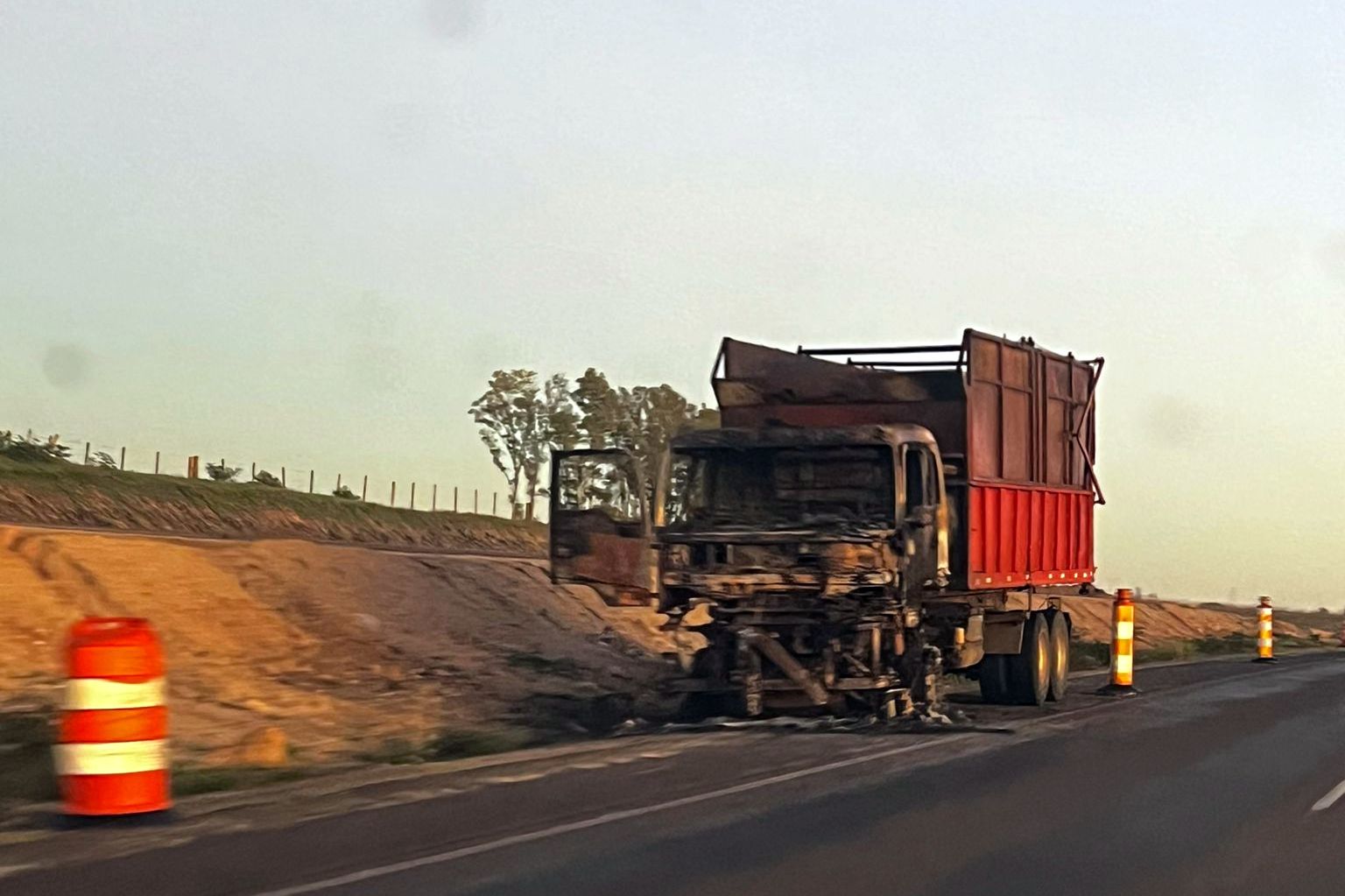 Camión se prendió fuego en plena ruta 5