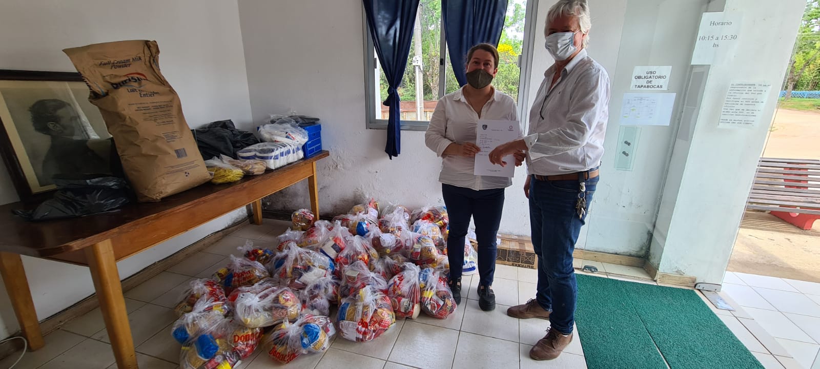 Canastas de apoyo a familias afectadas por brote Covid 19 en Nico Pérez
