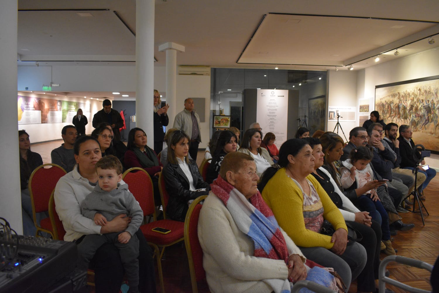 Charlas del Bicentenario Exposición de historiadores sobre la Ley de Vientres 4