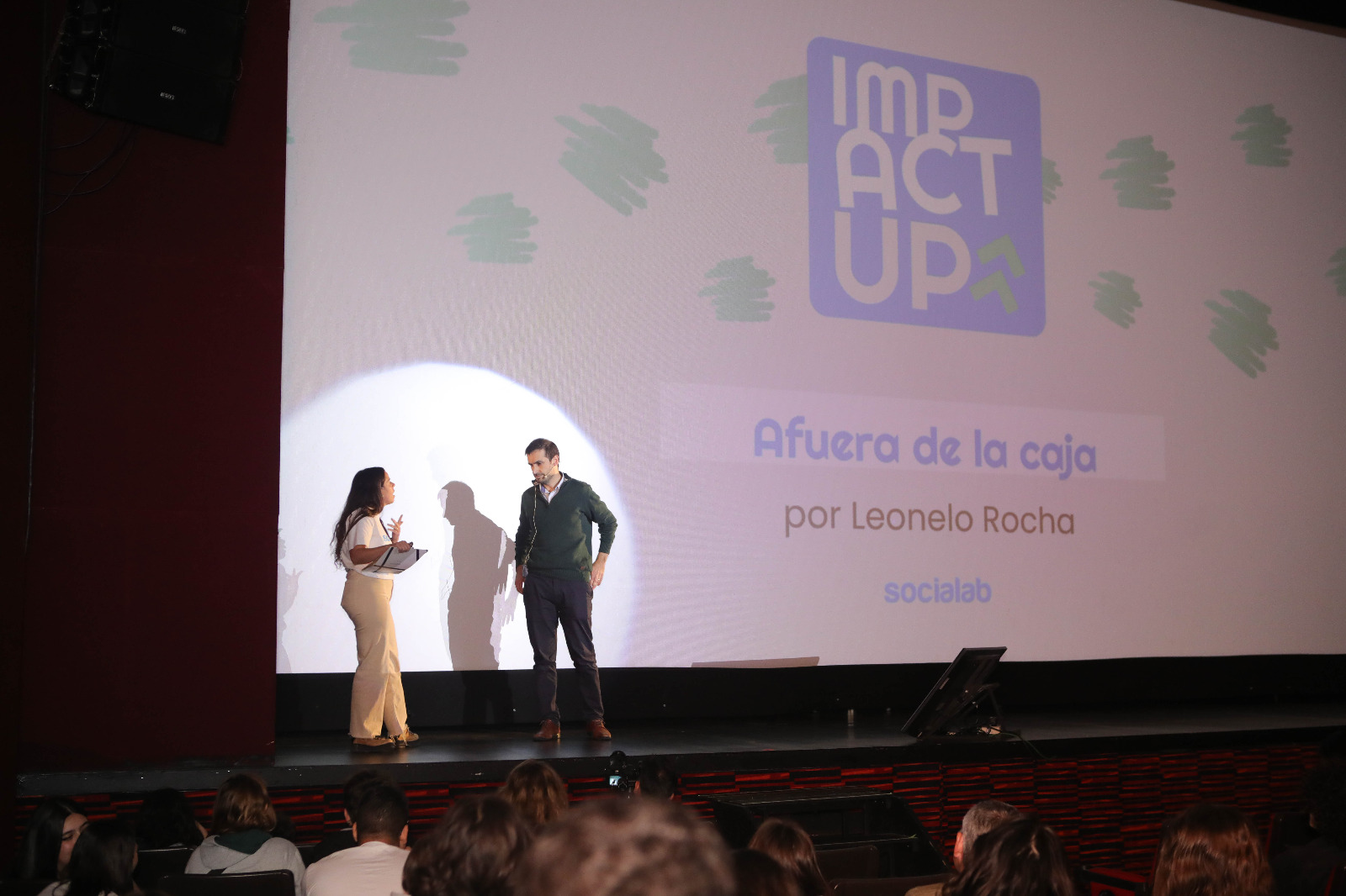 Charlas inspiradoras para emprender Leonelo Rocha expuso sobre su proyecto Afuera de la caja