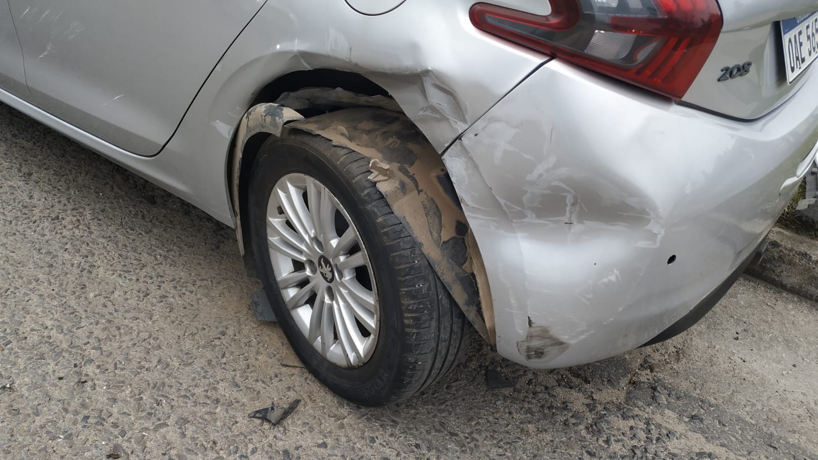 Chocan auto estacionado en Camino La Macana
