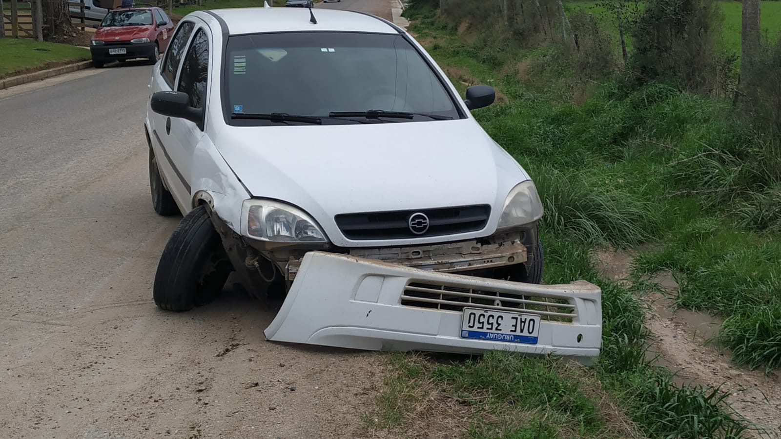 Chocan auto estacionado en Camino La Macana 2