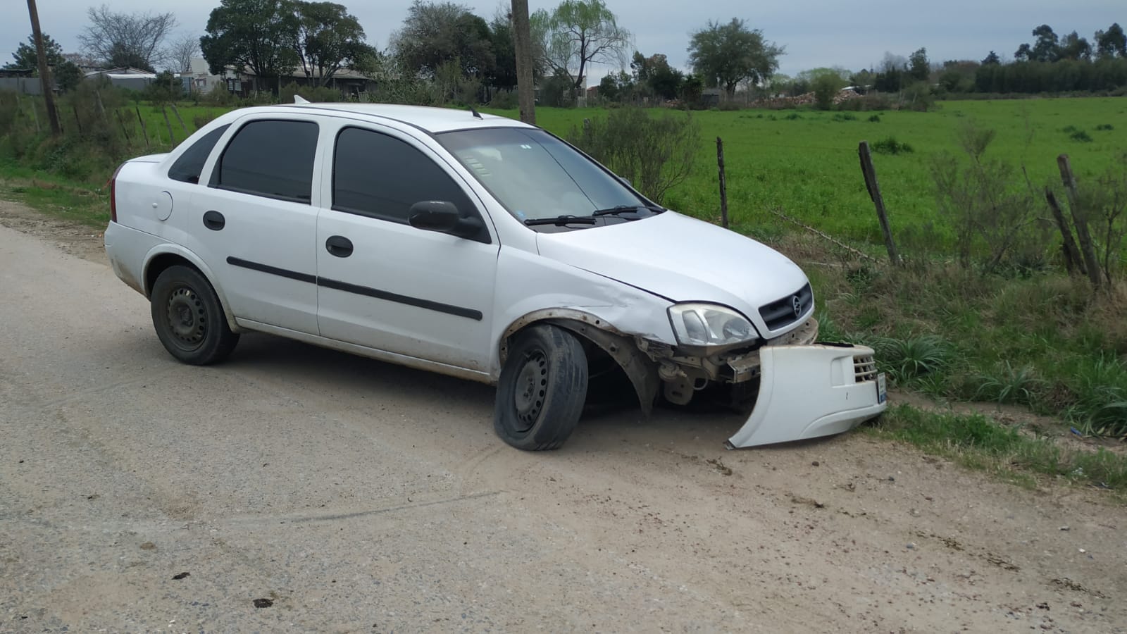 Chocan auto estacionado en Camino La Macana 3