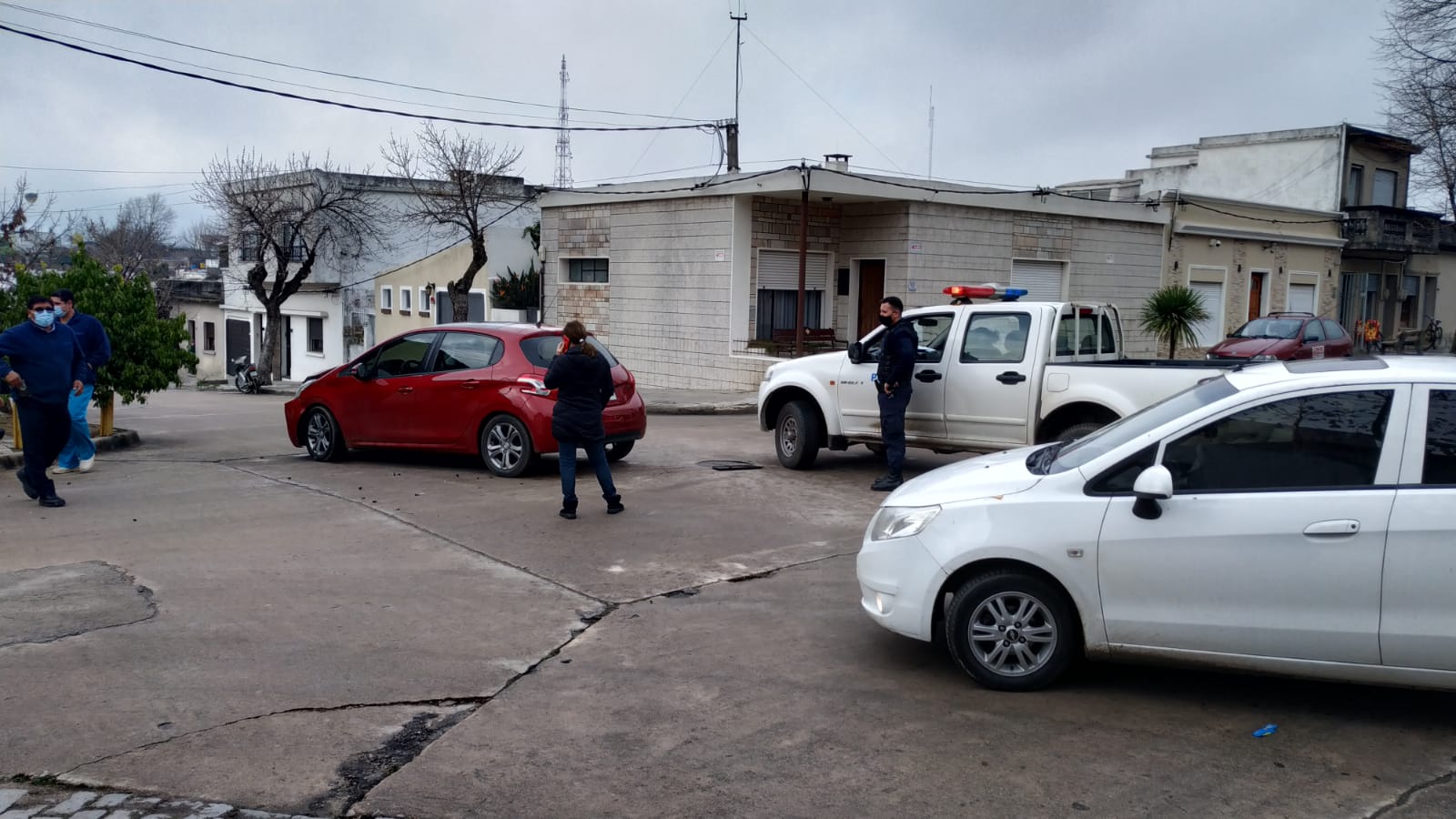 Choque entre ambulancia y auto en esquina de Suarez y Brum