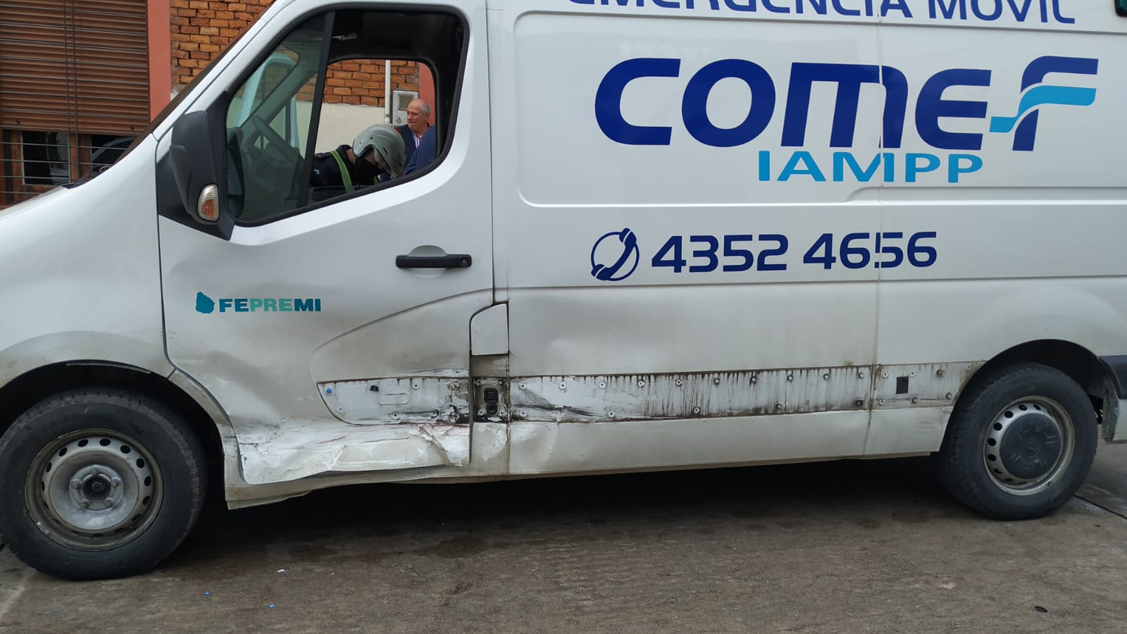 Choque entre ambulancia y auto en esquina de Suarez y Brum 2