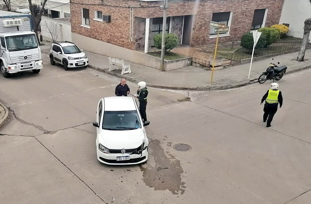 Choque entre auto y camioneta en Calleros y Barreiro