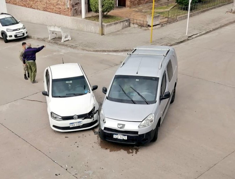 Choque entre auto y camioneta en Calleros y Barreiro 2