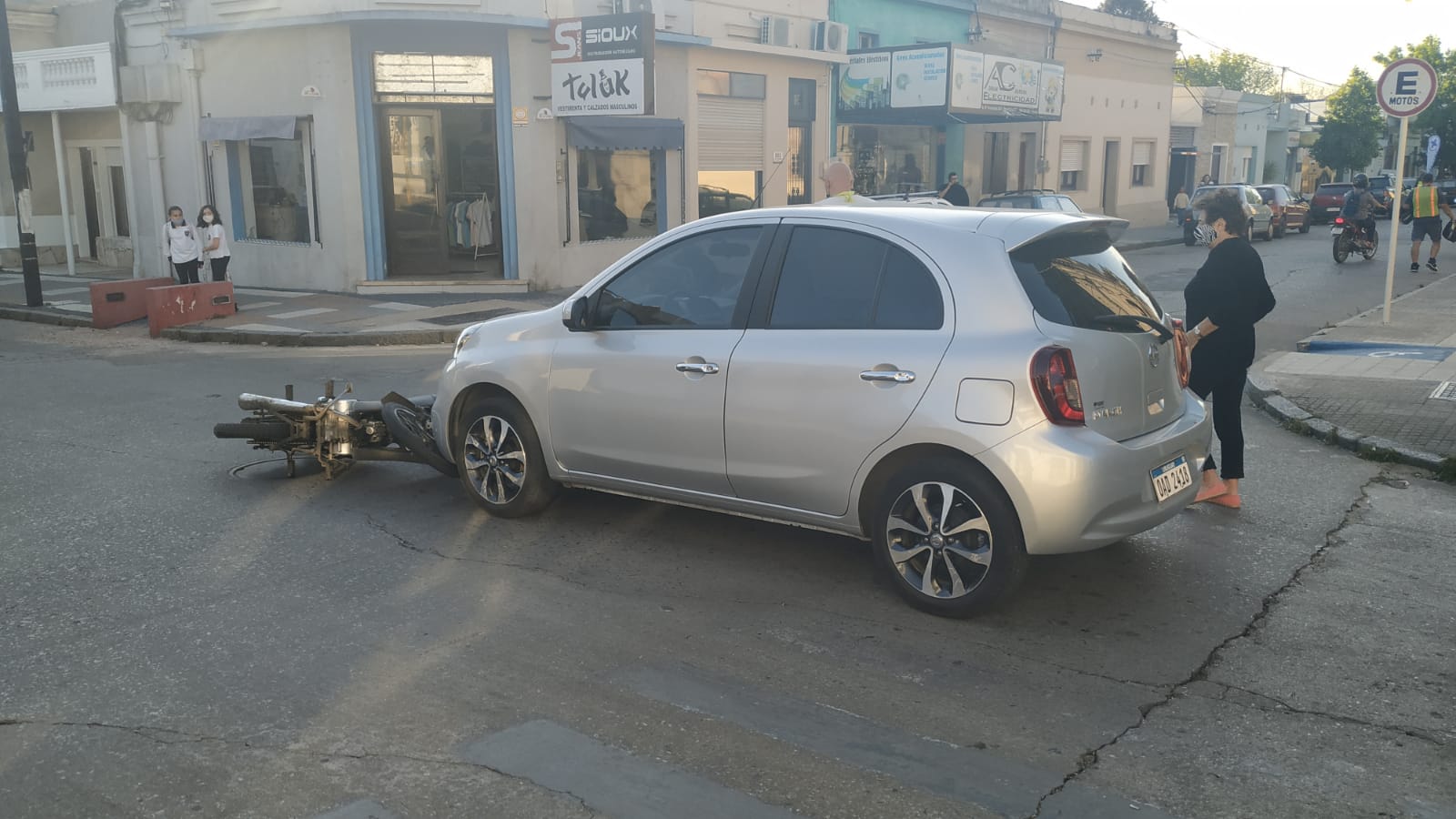 Choque entre auto y moto en Antonio María Fernández y Barreiro. 2