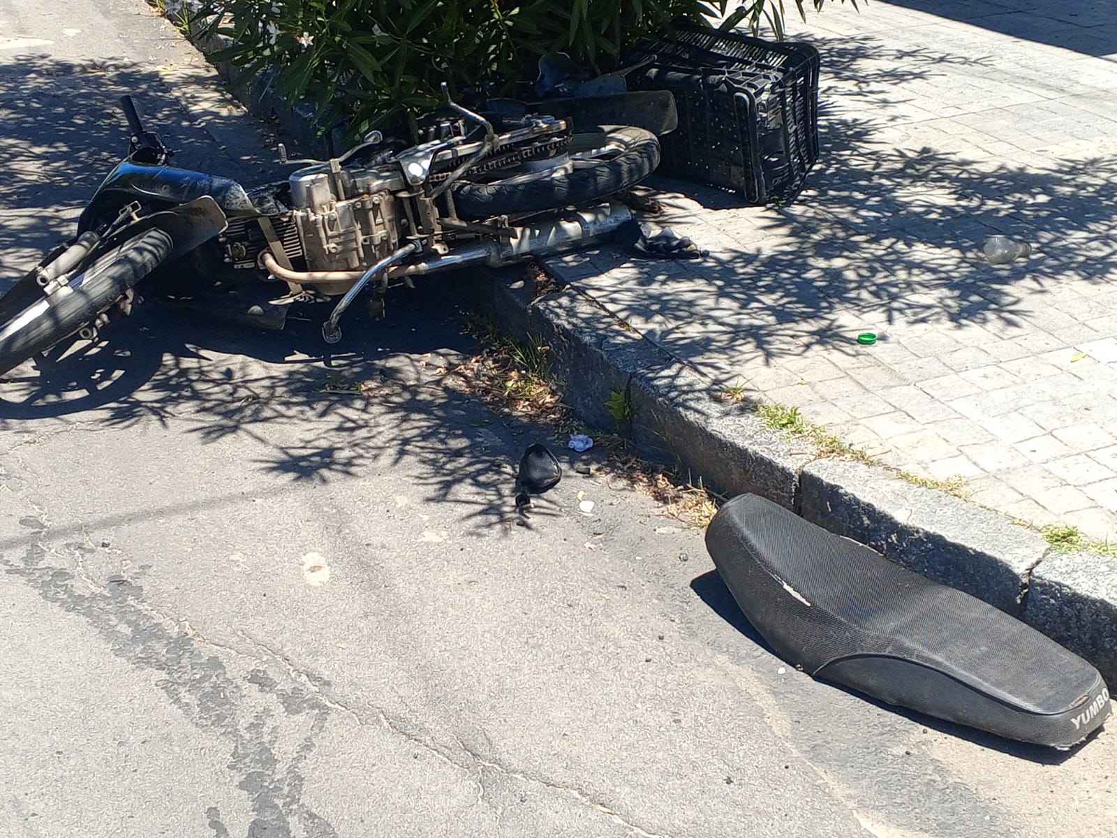 Choque entre camioneta y moto en esquina de Pocho Fernández y Gallinal. jpg