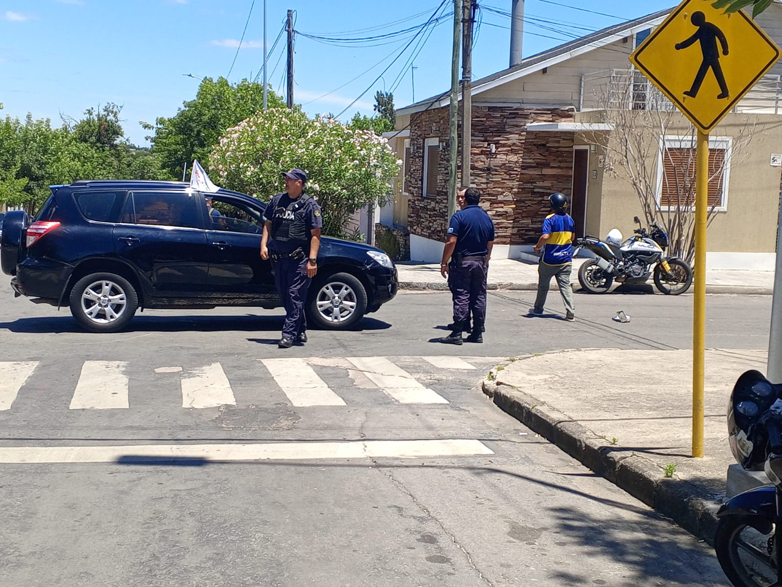 Choque entre camioneta y moto en esquina de Pocho Fernández y Gallinal2