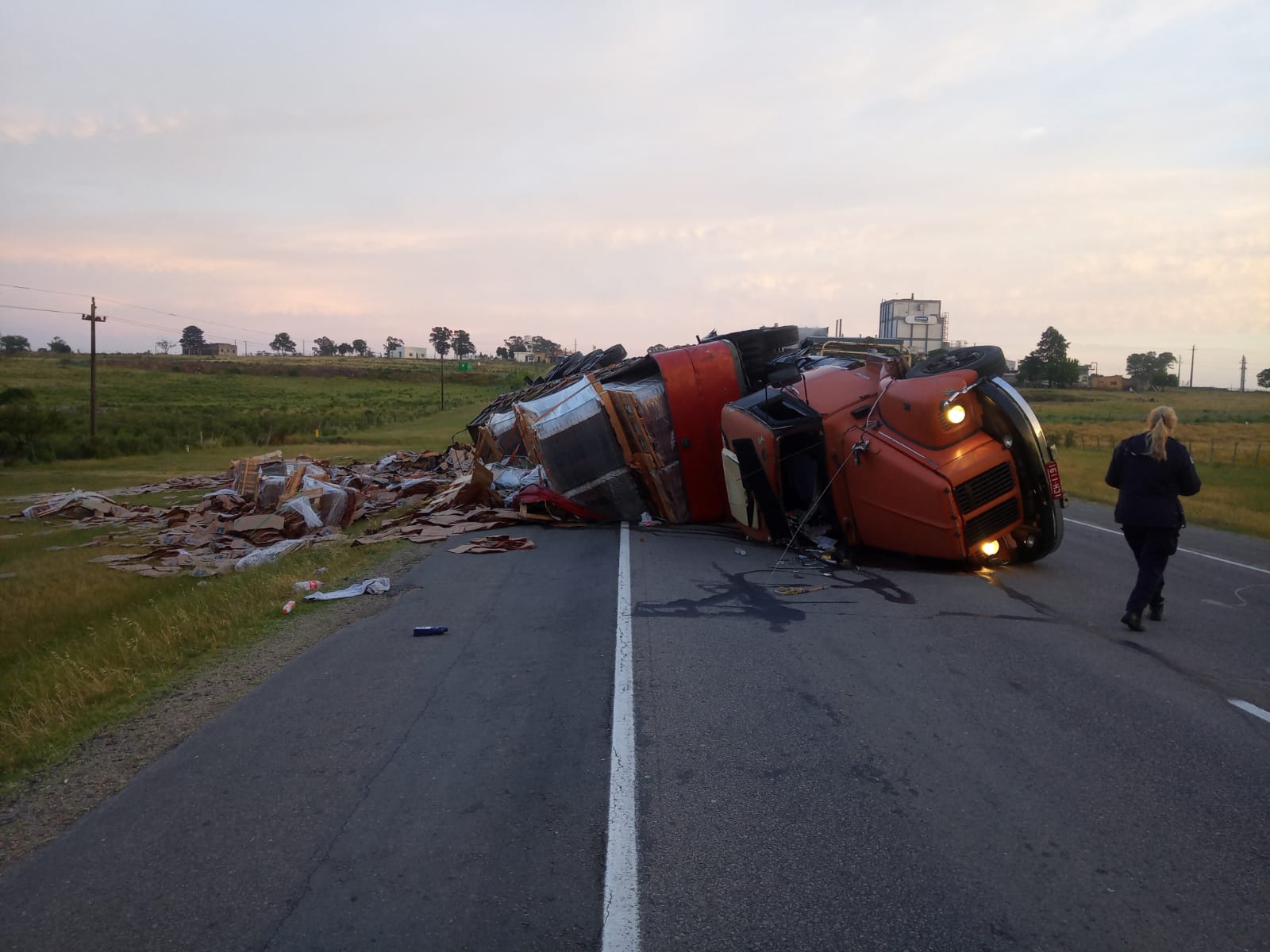 Choque entre camión y auto en km103 de ruta 5