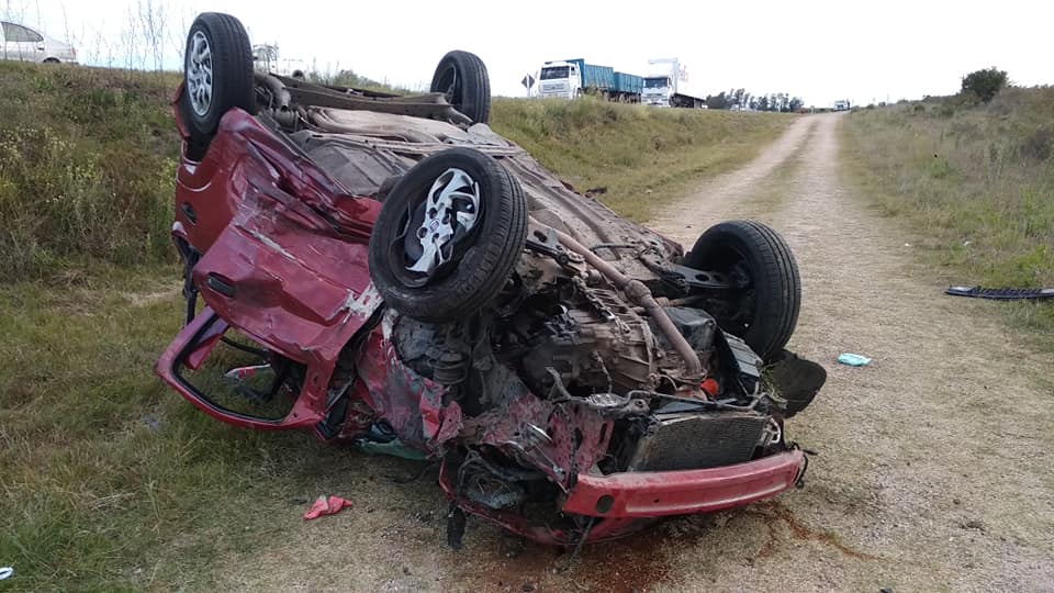 Choque frontal en puente sobre arroyo Chamizo un vehículo cayó al precipicio