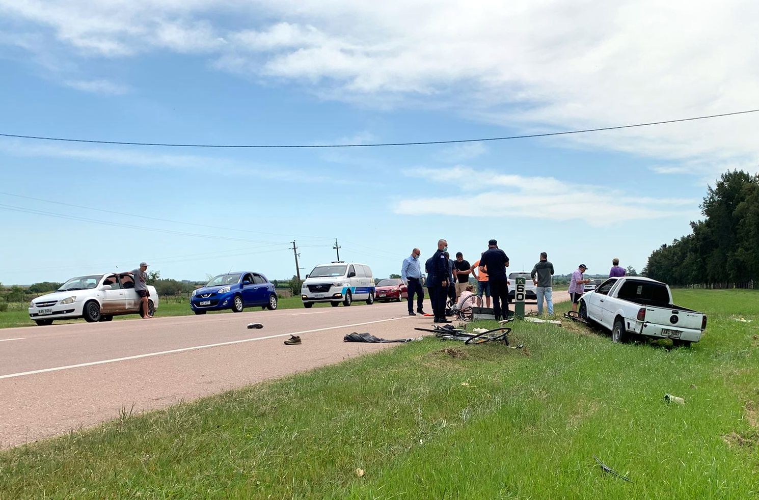 Ciclistas fueron embestidos por camioneta en km 60 de ruta 5. 2