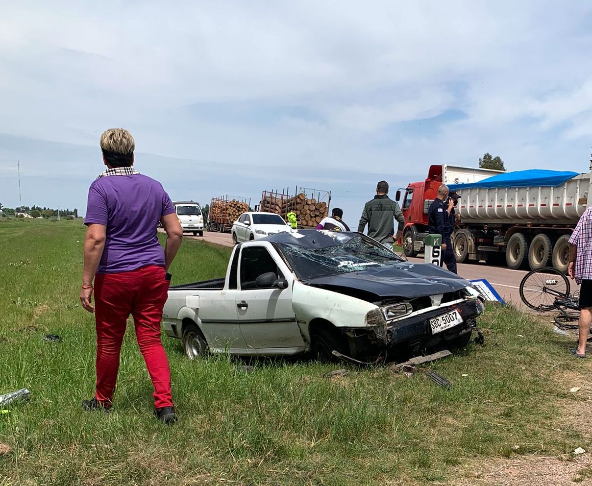 Ciclistas fueron embestidos por camioneta en km 60 de ruta 5. 3