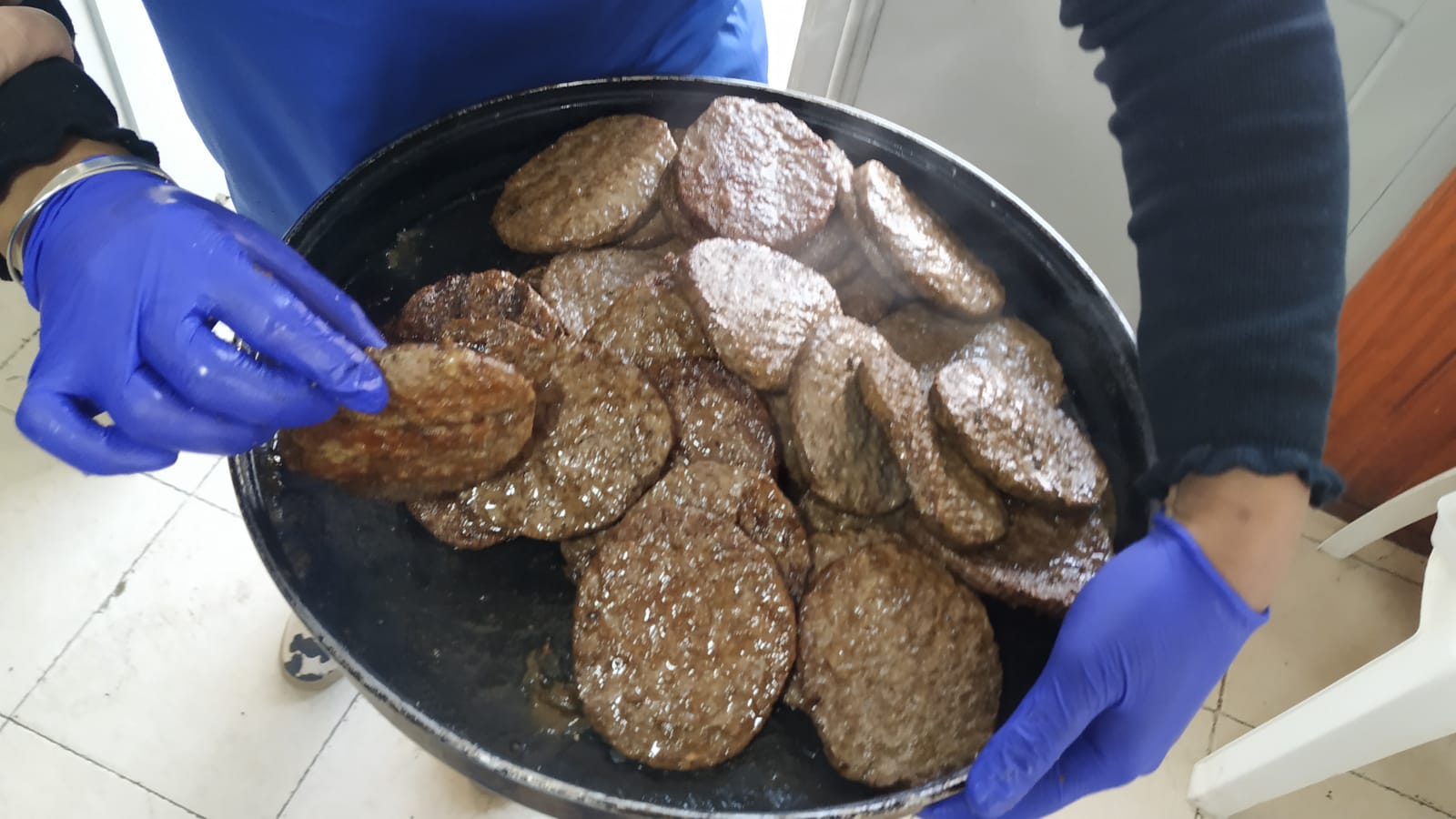 Cientos de floridenses apoyaron la Hamburgueseada por los Valientes de la Pérez Scremini
