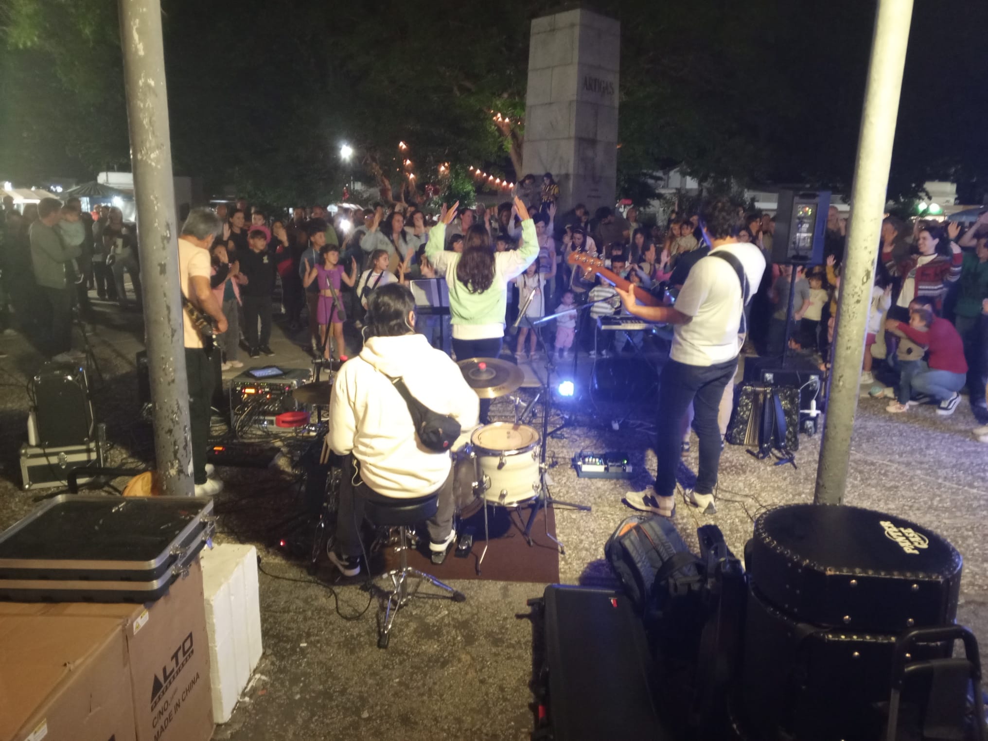 Cientos de niños disfrutaron de la fiesta de Reyes en Plaza Artigas2