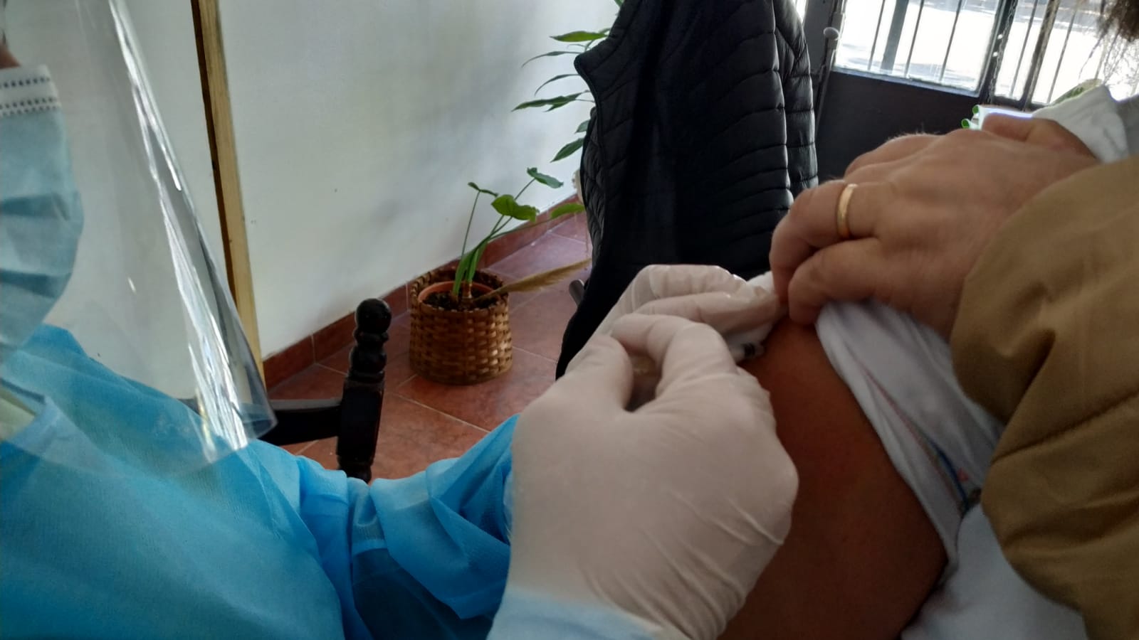 Comenzaron a vacunar contra la gripe en el local de ADEMU 2