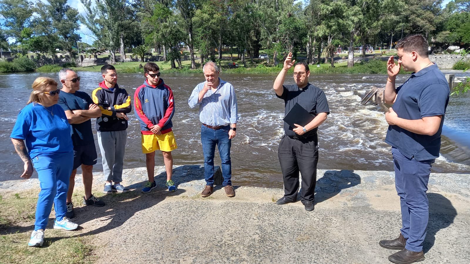 Con la bendición de las aguas del rio Santa Lucia Chico se abre la temporada de verano