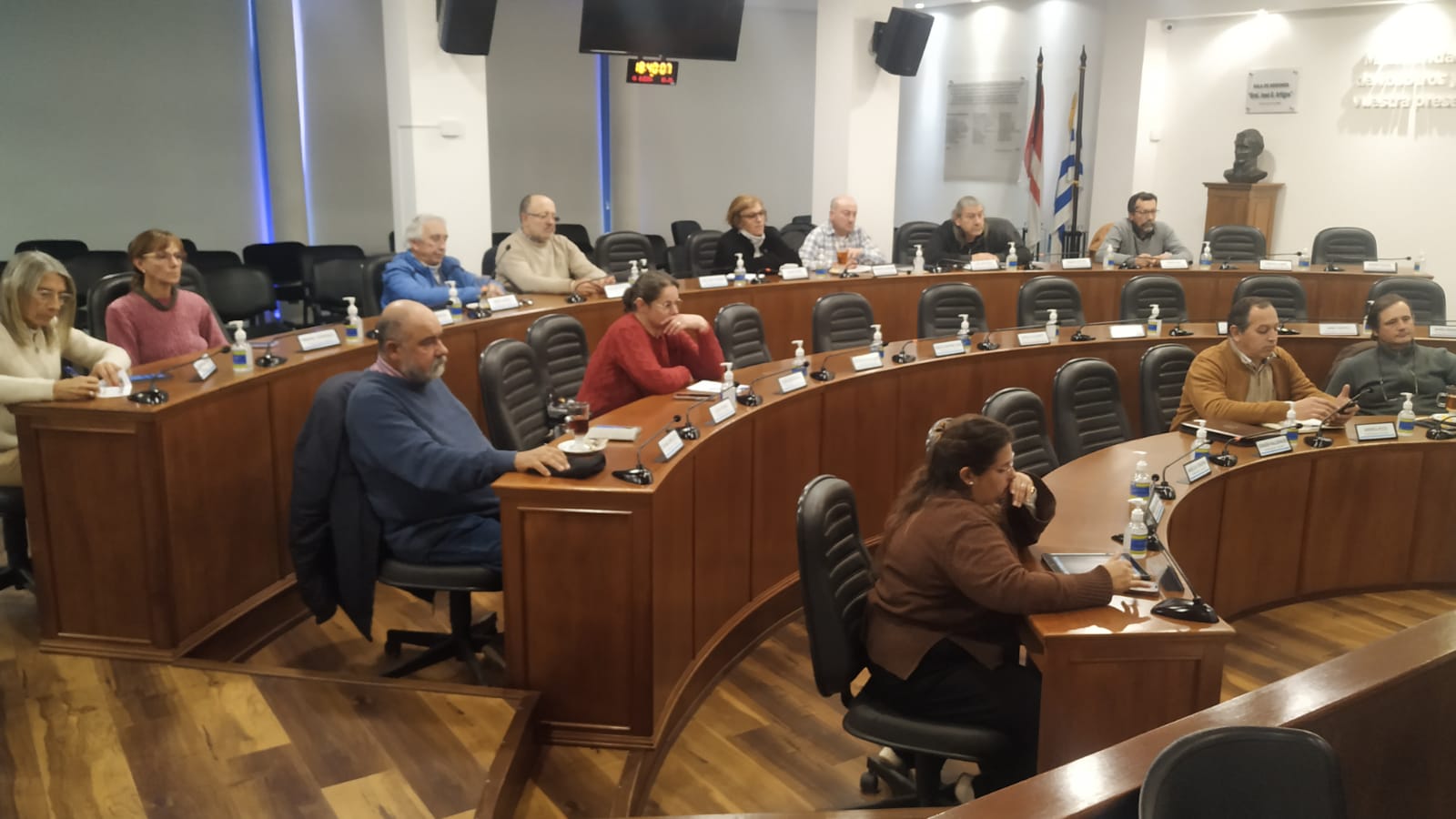 Conflicto lácteo Integrantes de AOEC fueron recibidos en la Junta Departamental. 2