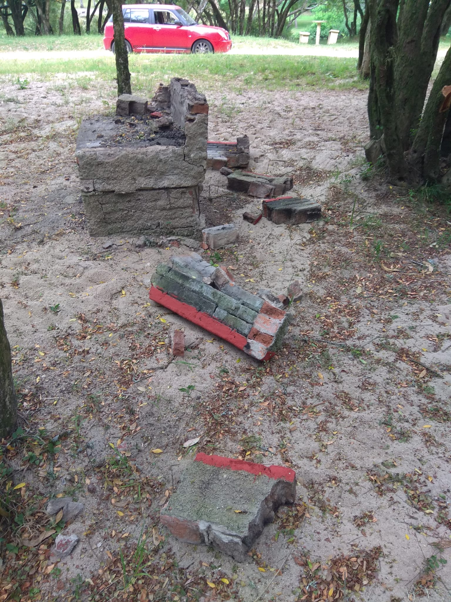 Continúa el vandalismo. Destrozan parrilleros del Parque Robaina 2