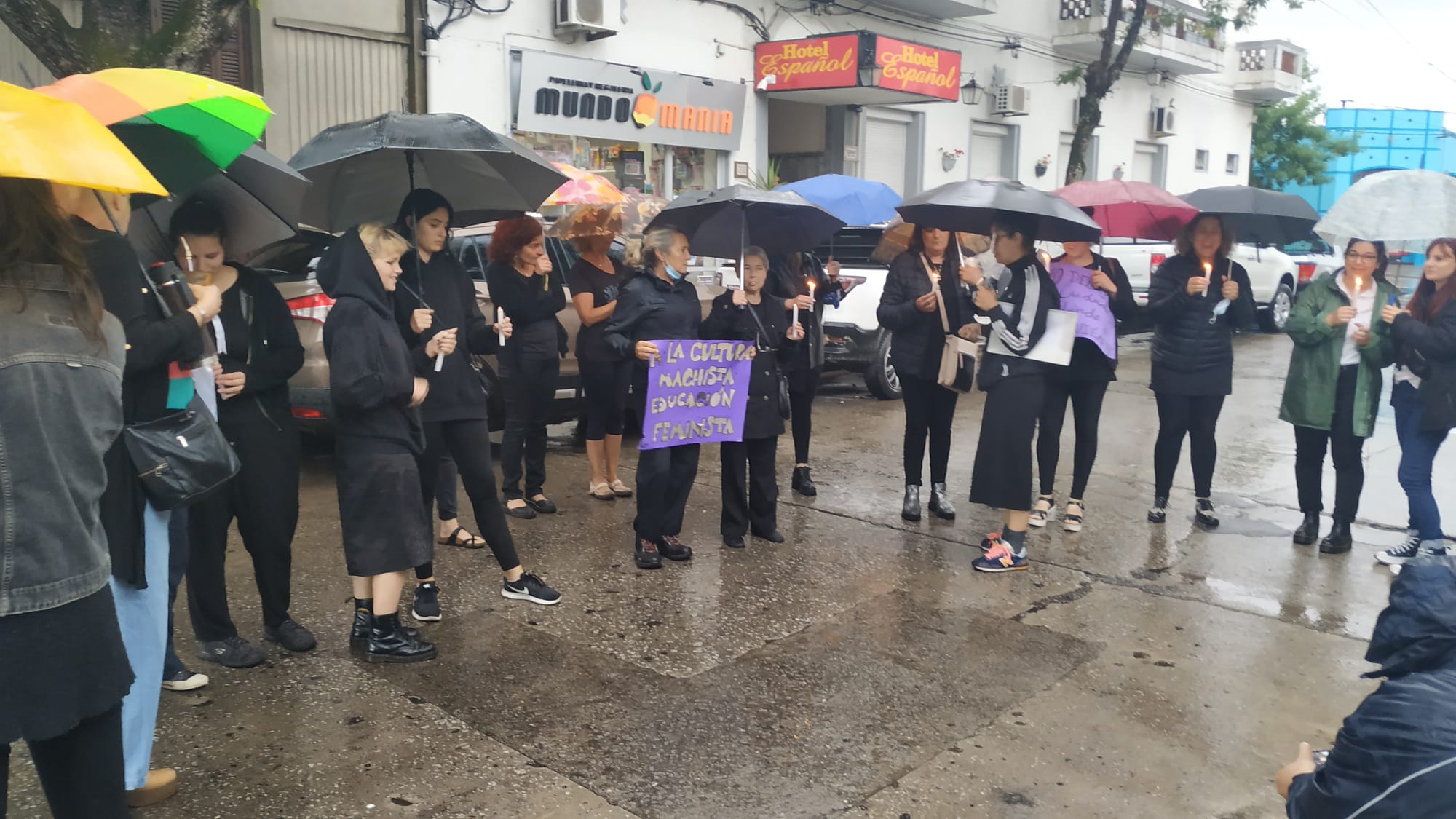 Coordinadora 8M Florida realizó actividad frente a la casa donde vivió Delmira Agustini