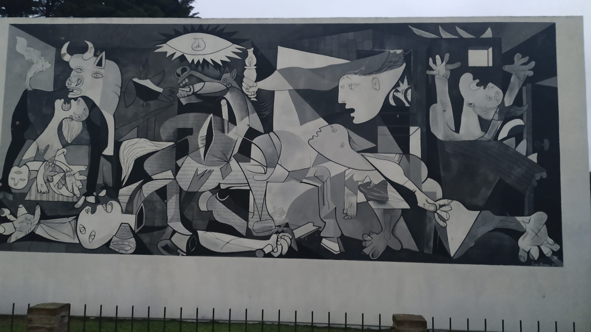 Descubrimiento de placa junto a la réplica del mural de Guernica 3