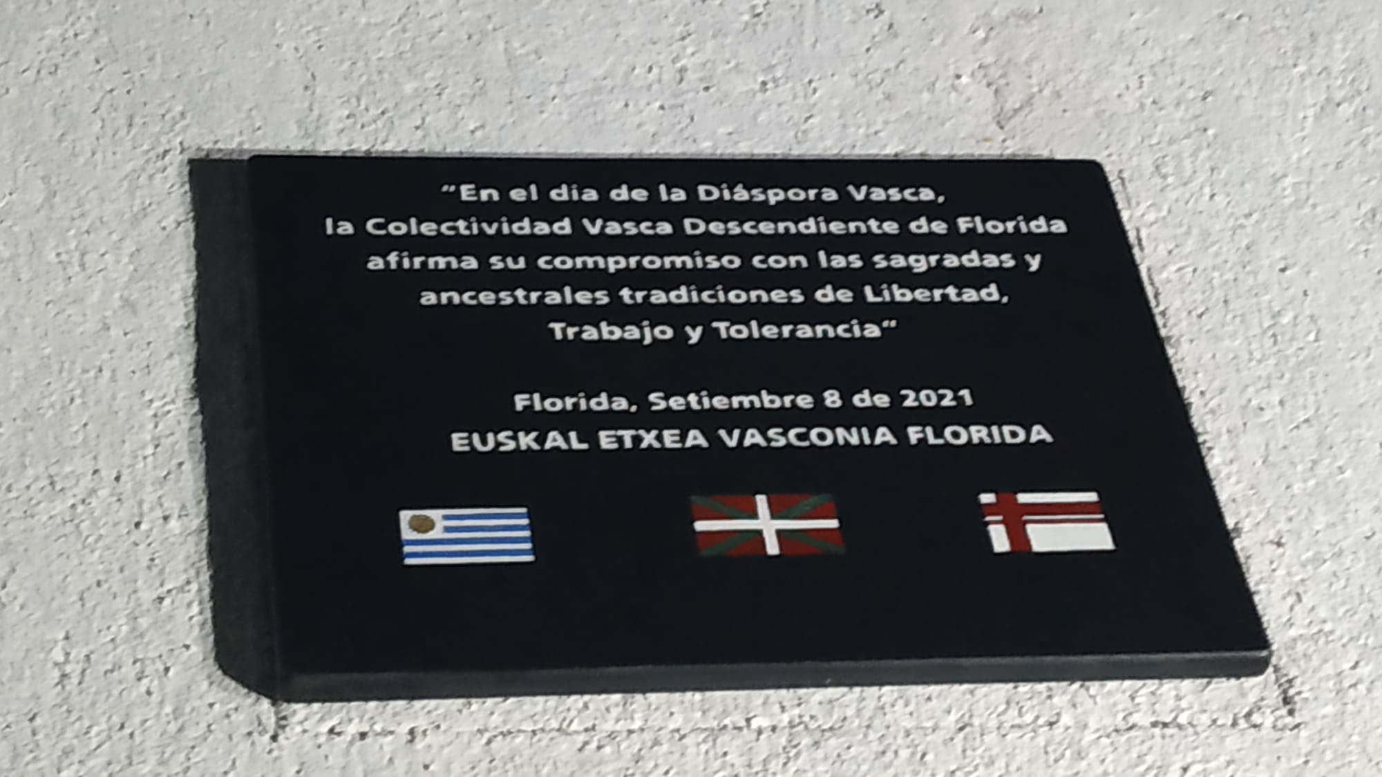 Descubrimiento de placa junto a la réplica del mural de Guernica 4