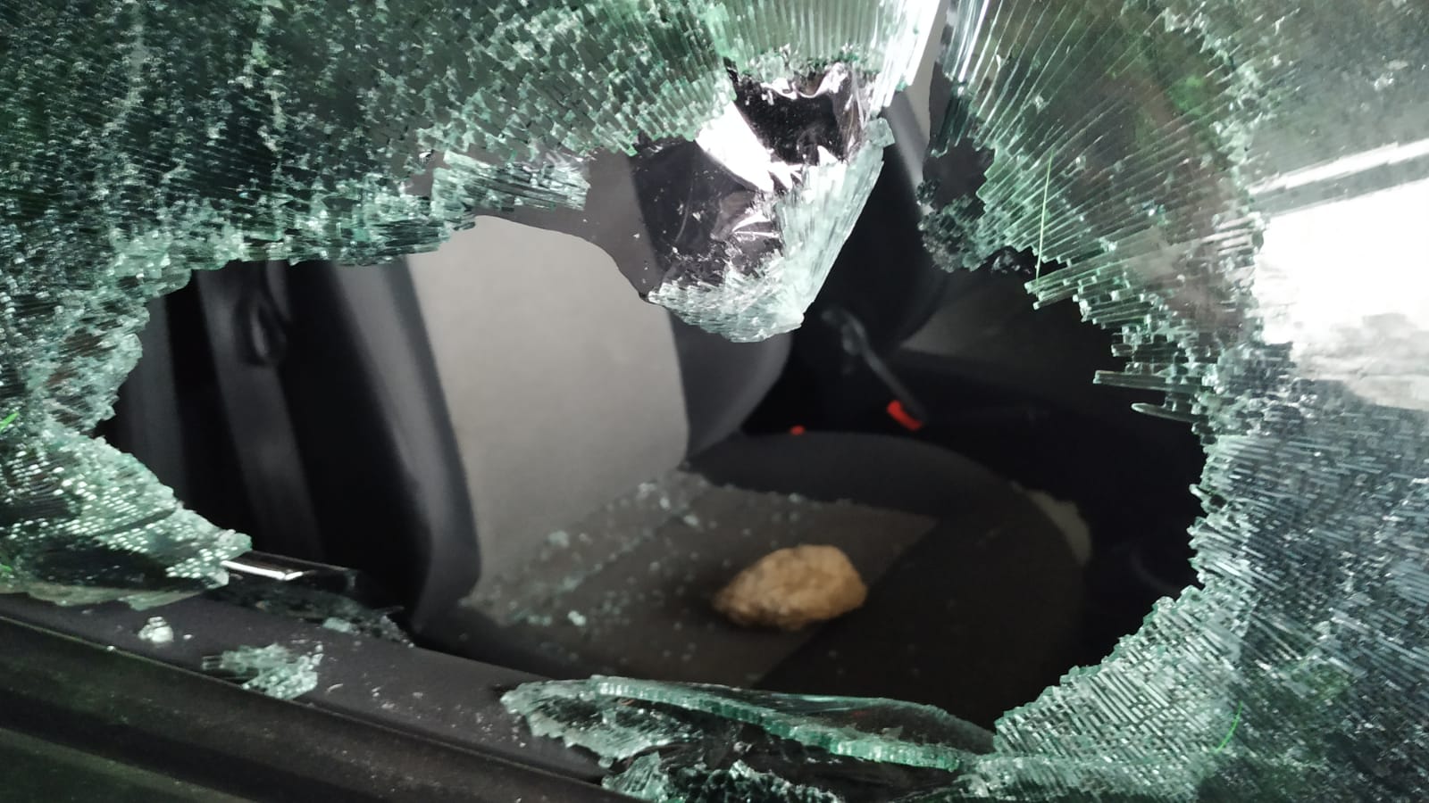 Destrozan varios vehículos en el interior de una cochera