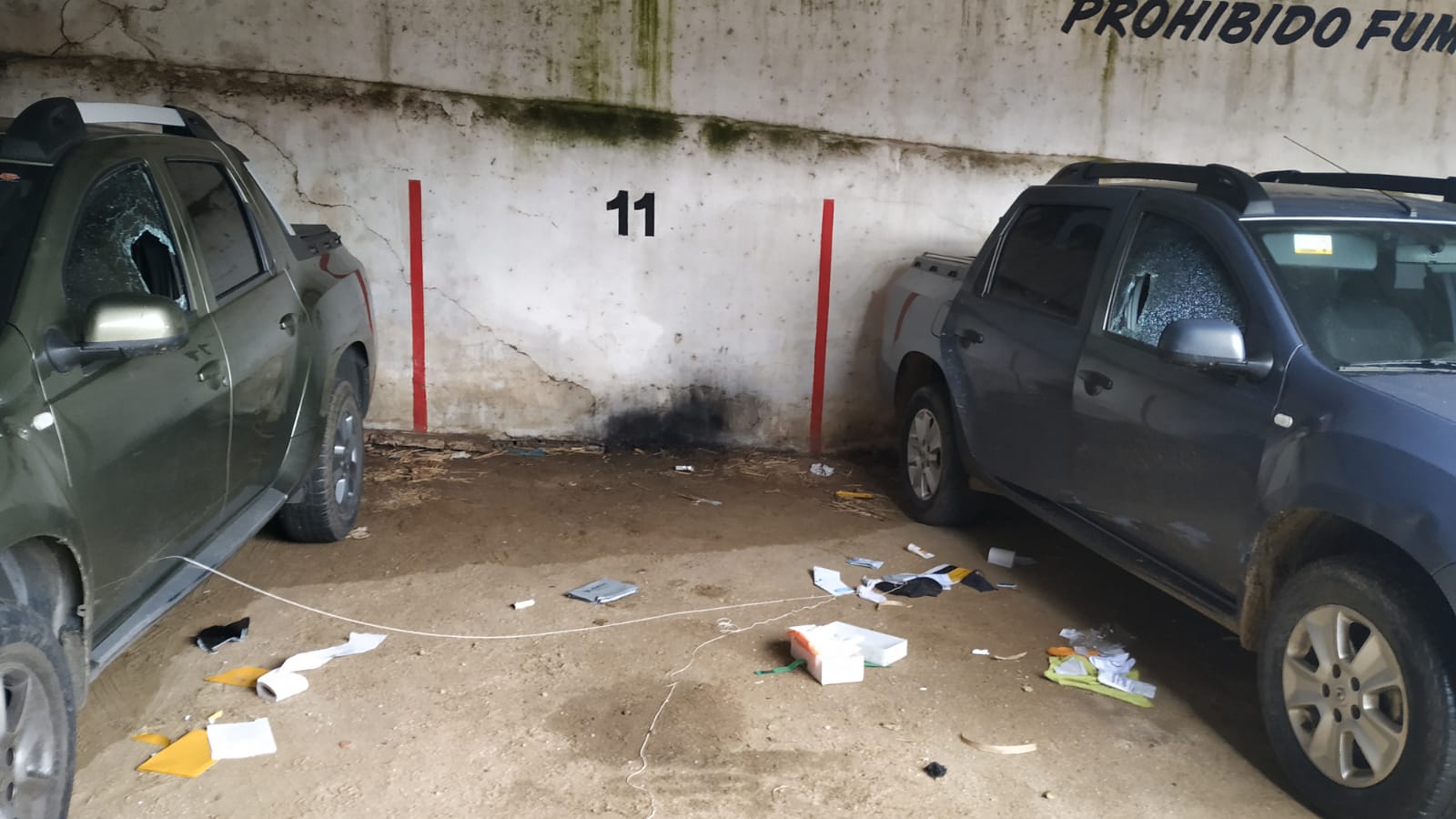 Destrozan varios vehículos en el interior de una cochera 2