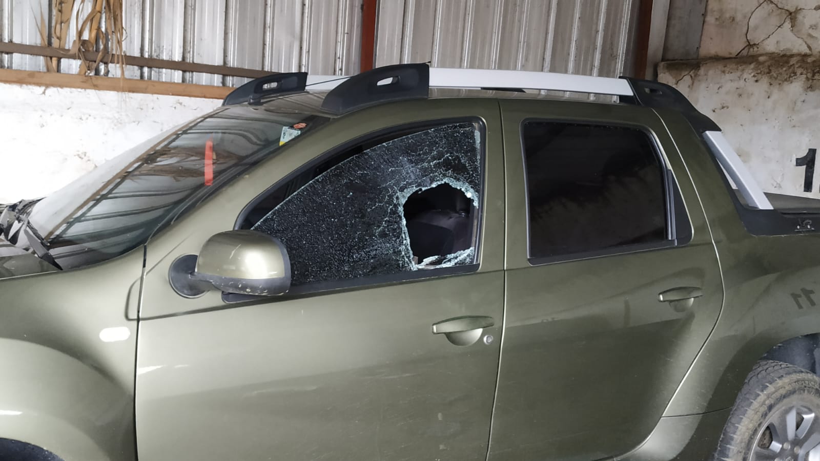 Destrozan varios vehículos en el interior de una cochera 3