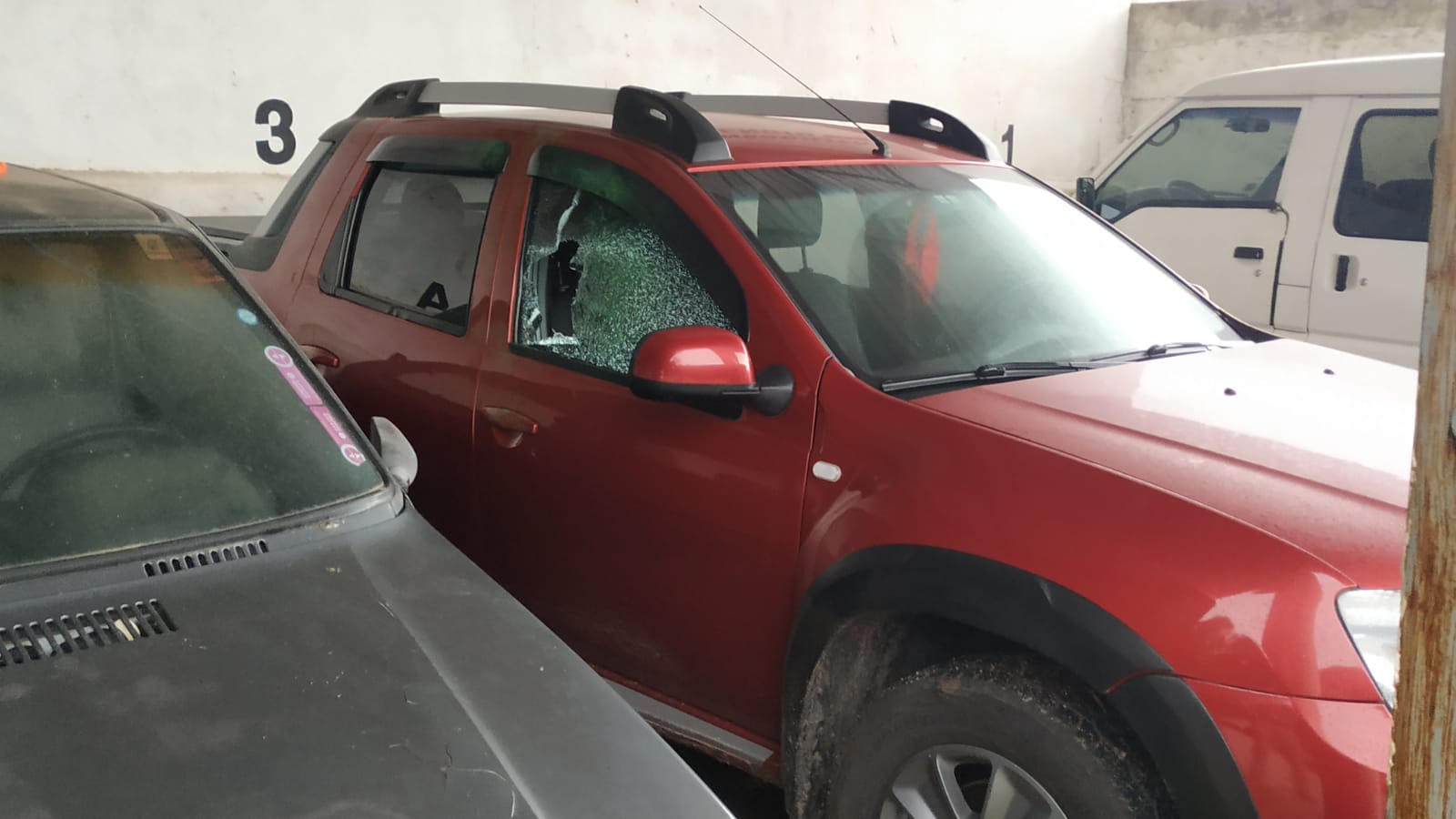 Destrozan varios vehículos en el interior de una cochera 4