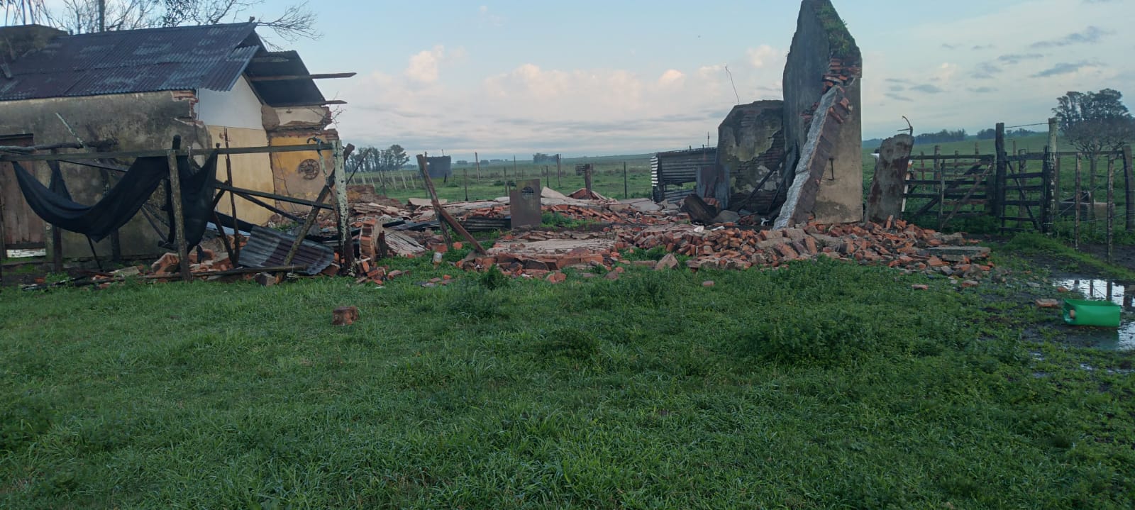 Destrozos tras fuertes vientos en zona de Colonia Francia 2