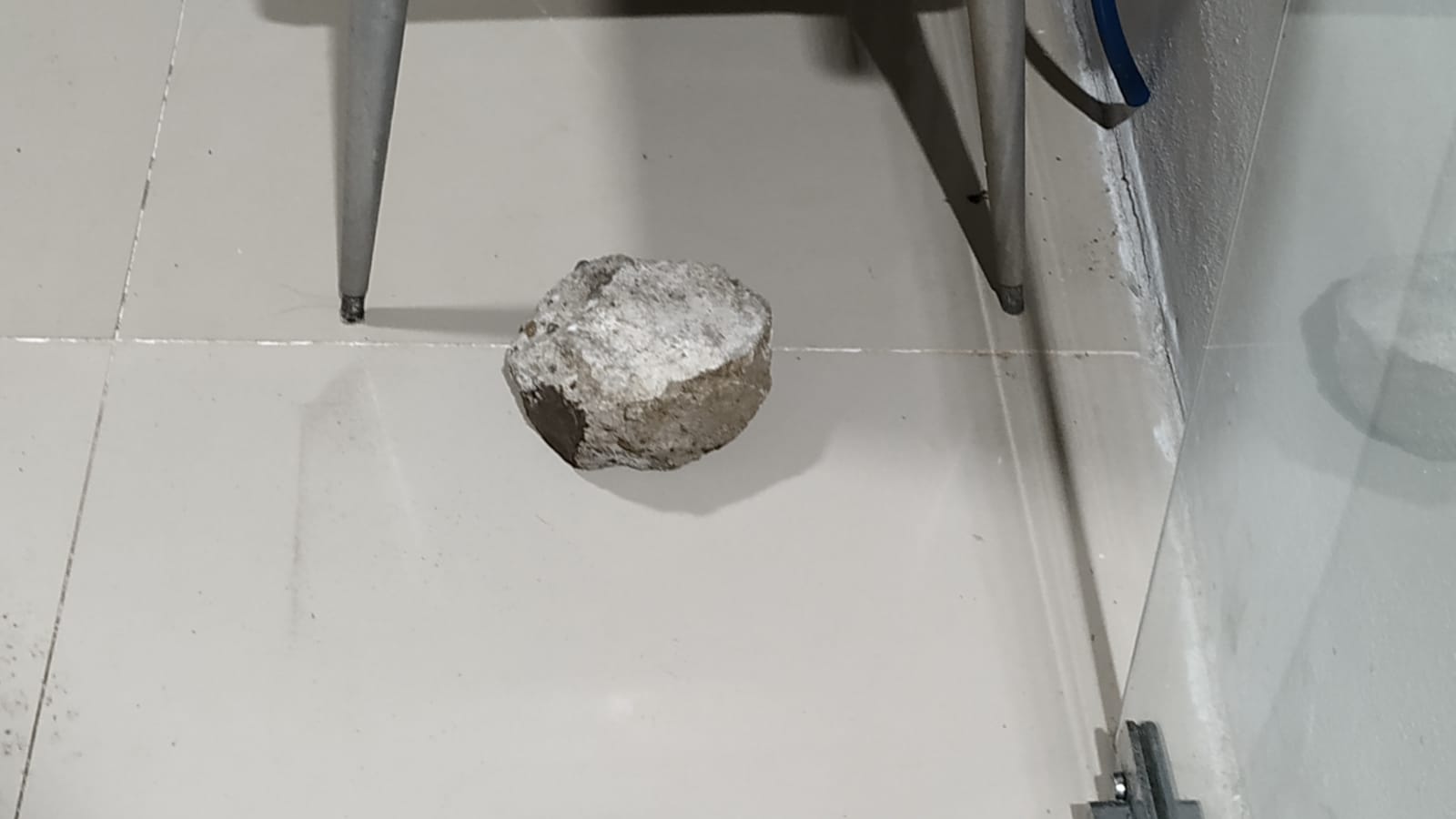 Dos personas ingresan y generan daños en comercio del barrio Piedra Alta 4