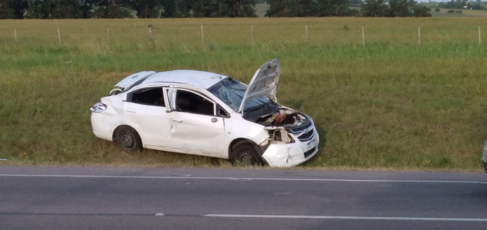 Dos personas resultaron lesionadas tras volcar vehículo en km 91 de ruta 5. 2