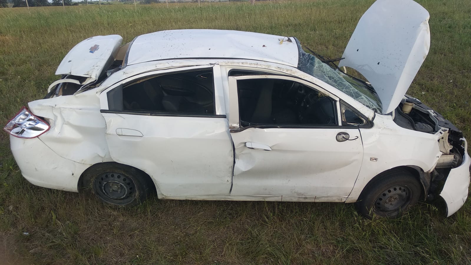 Dos personas resultaron lesionadas tras volcar vehículo en km 91 de ruta 5jpg