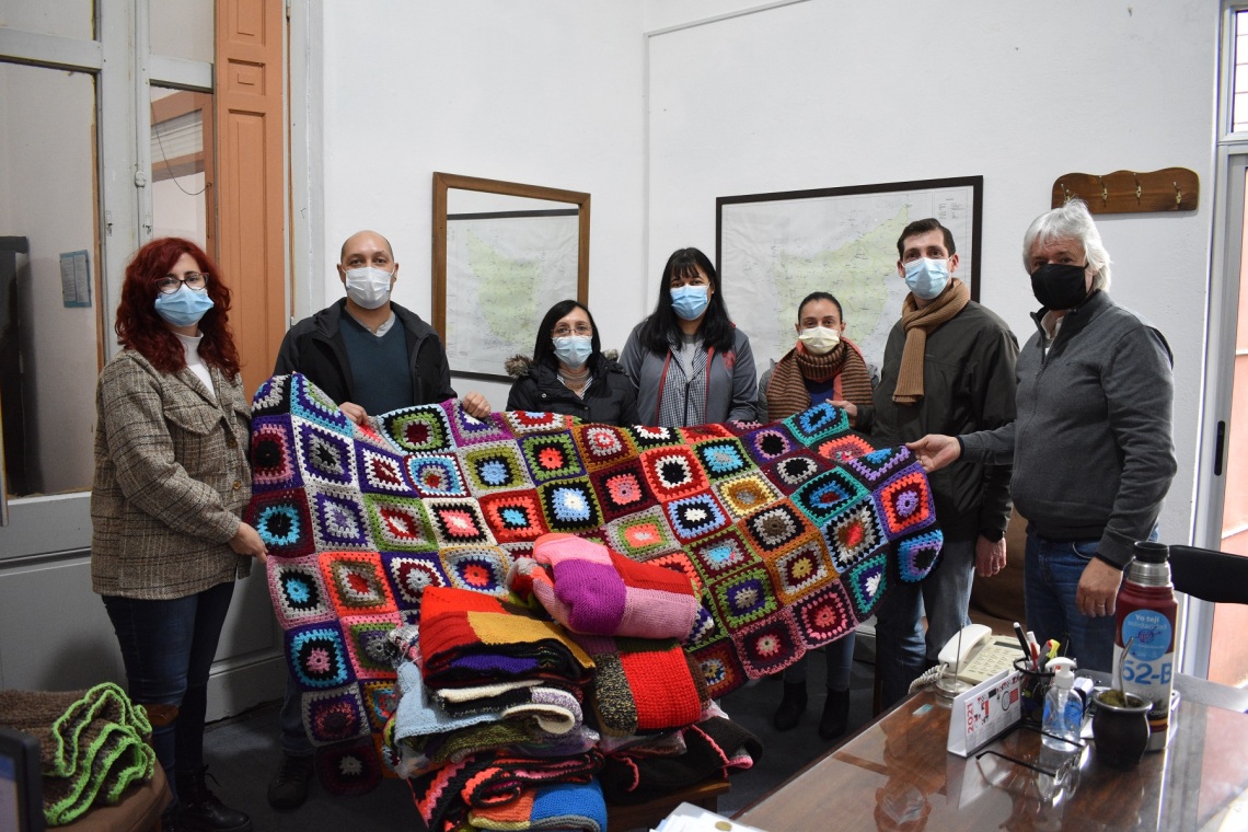 Entrega de mantas a CAIF de la ciudad