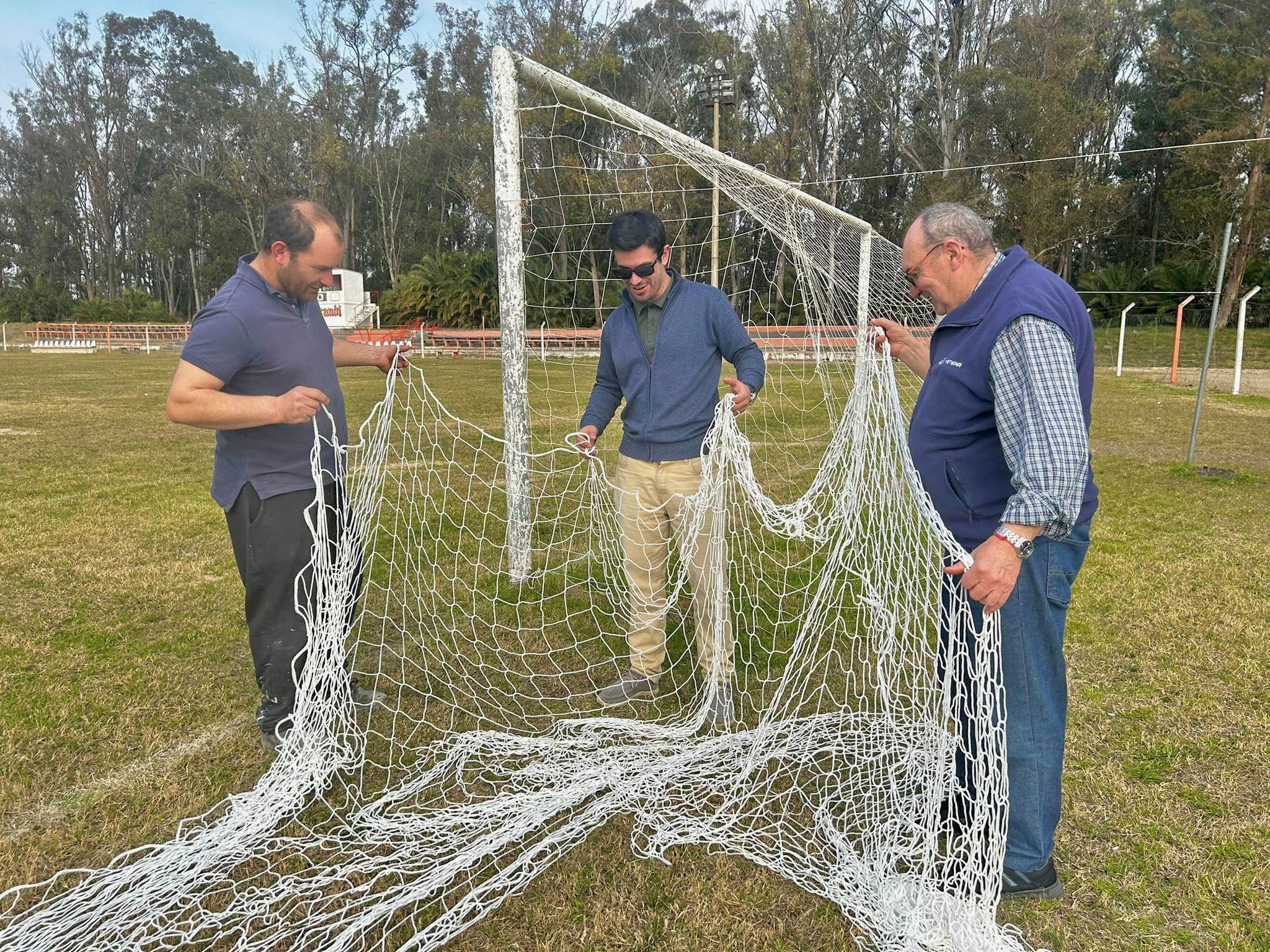 Entrega de redes y camilla a estadio Batalla de Sarandí