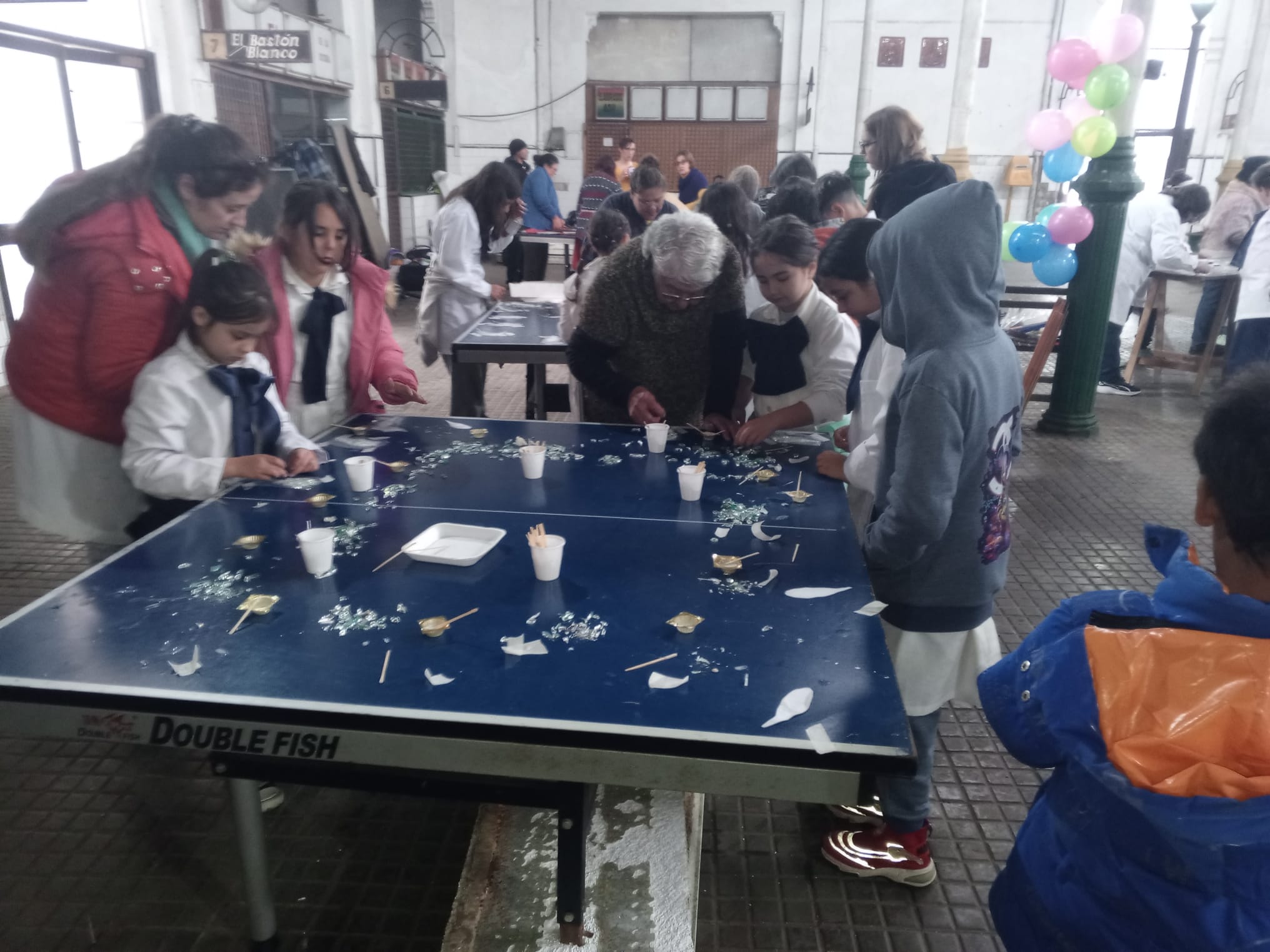 Escolares y grupo Reciclarte crean mosaico de la pluma del Bicentenario