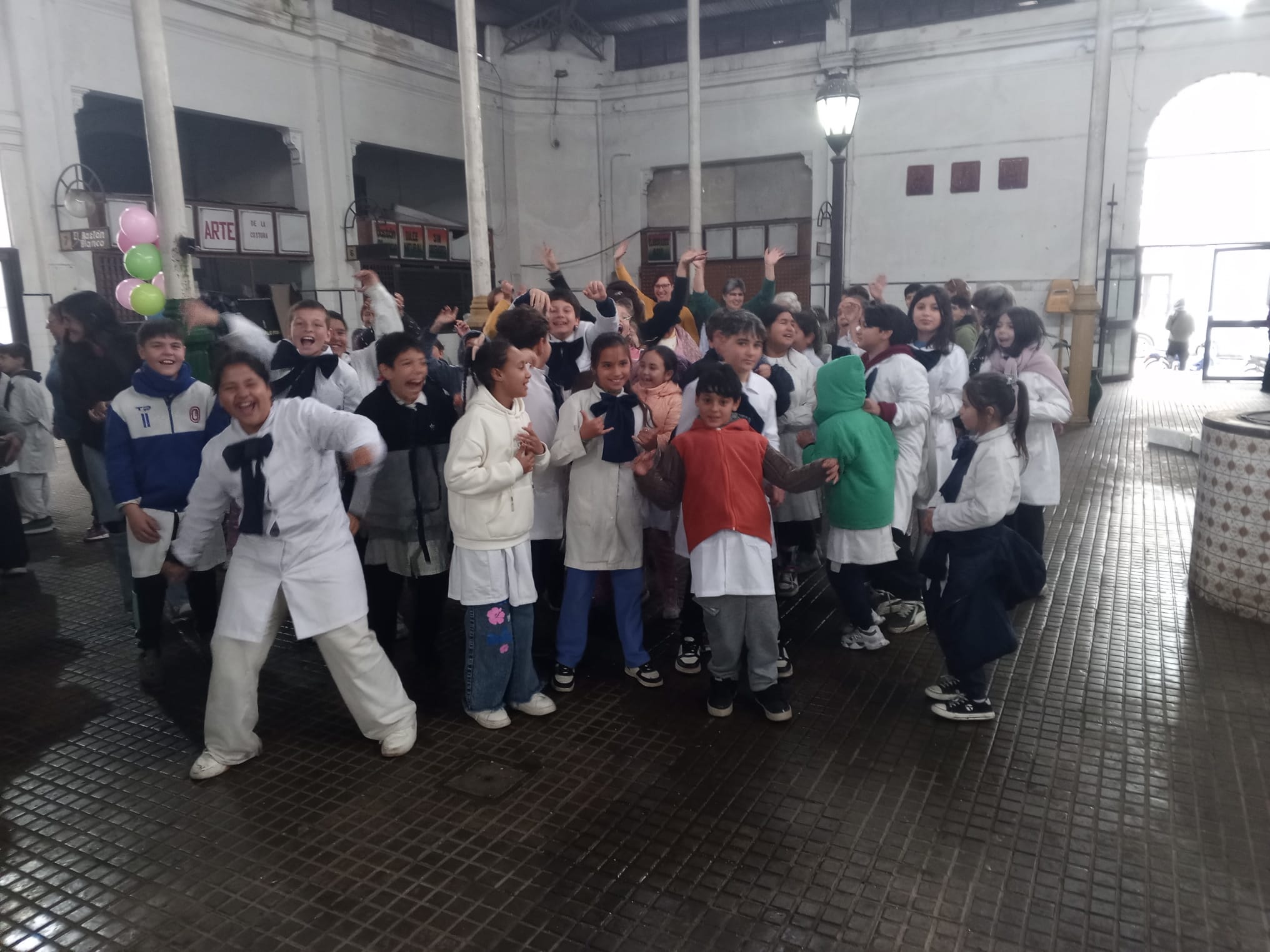 Escolares y grupo Reciclarte crean mosaico de la pluma del Bicentenario 2