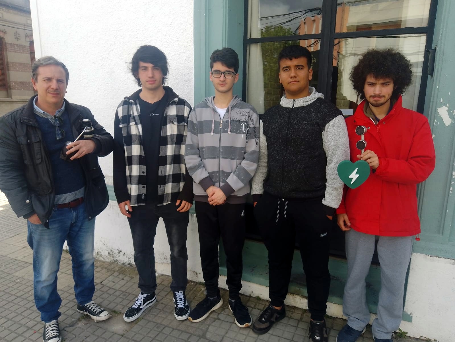 Estudiantes de UTU crearon dispositivo que indica ubicación de desfibriladores 2