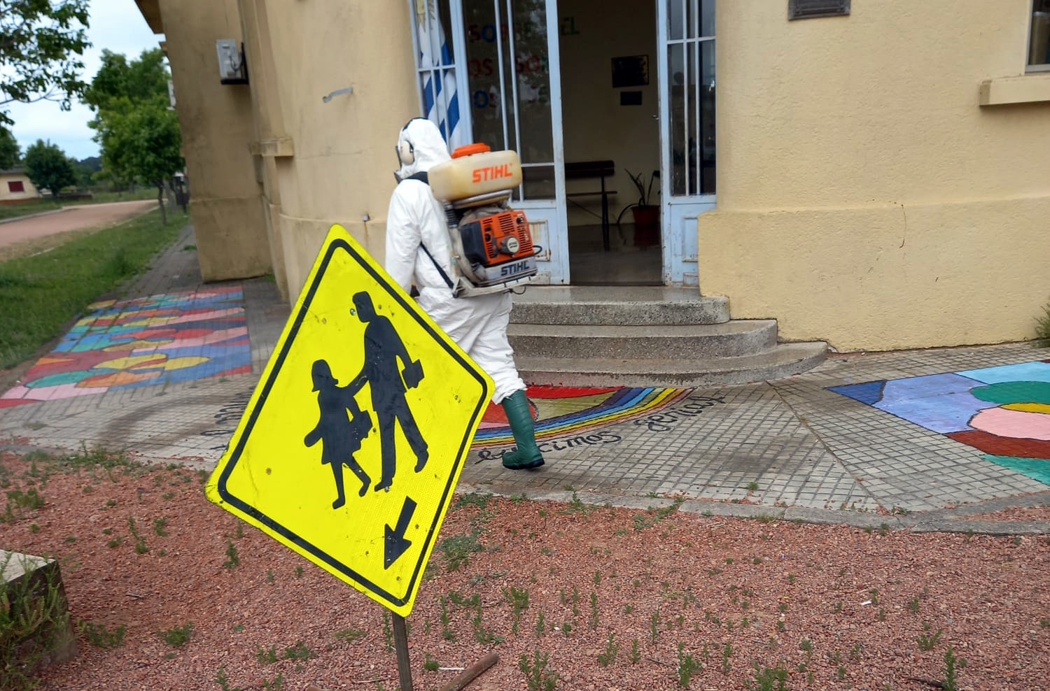 Fumigan Escuela de Nico Pérez ante brote de Covid19. 2