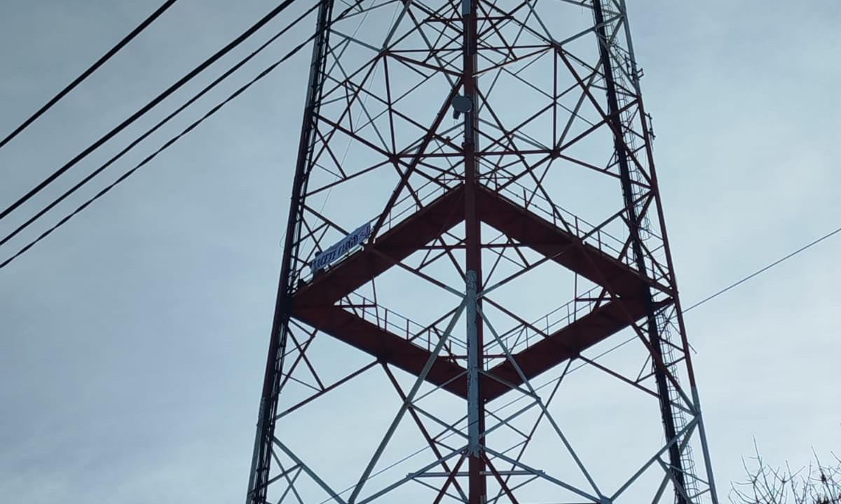 Hombre se sube a la Torre de Antel en reclamo para ver a su hijo. Exige la presencia del Ministro del Interior