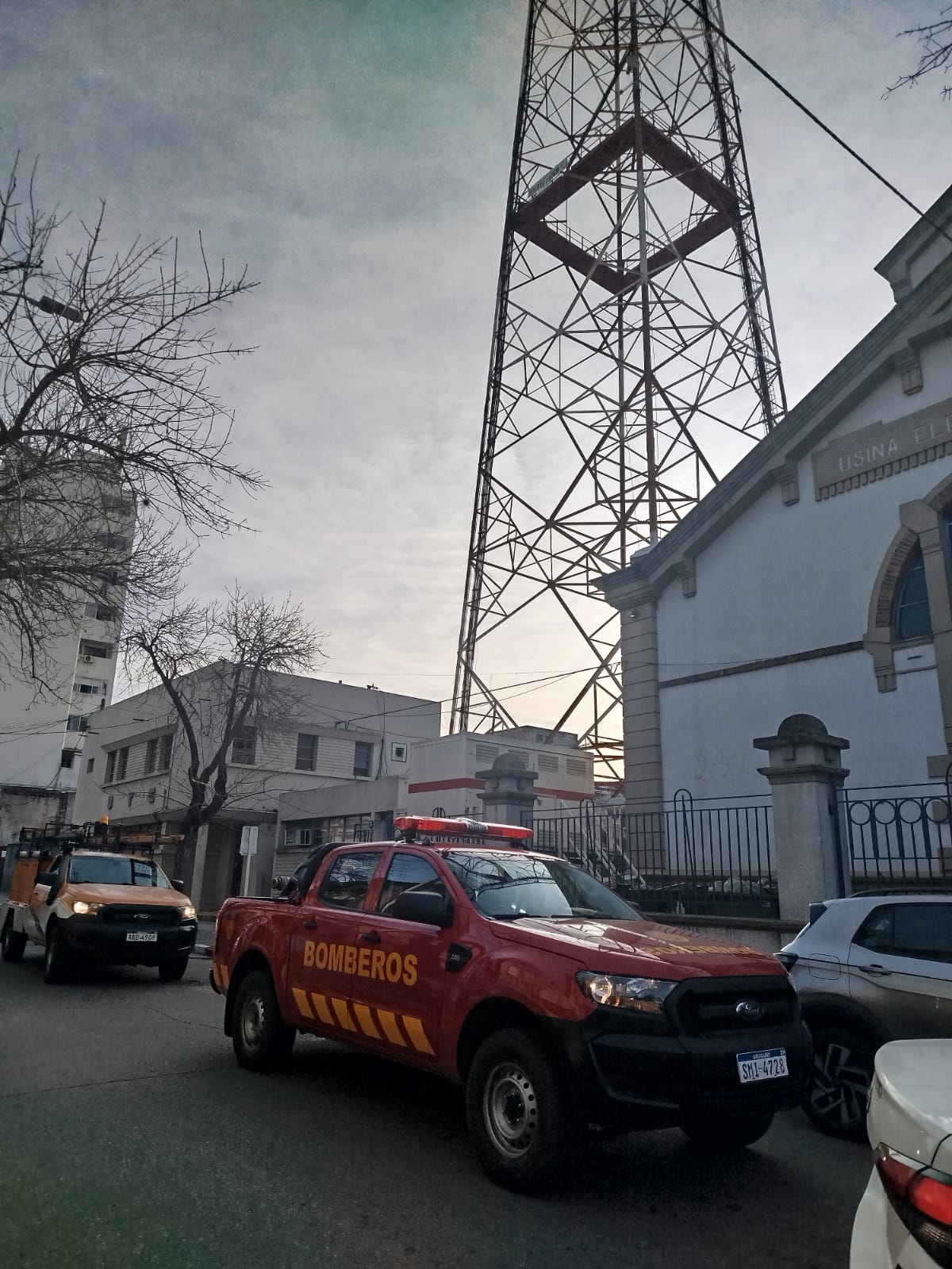 Hombre se sube a la Torre de Antel en reclamo para ver a su hijo. Exige la presencia del Ministro del Interior 2