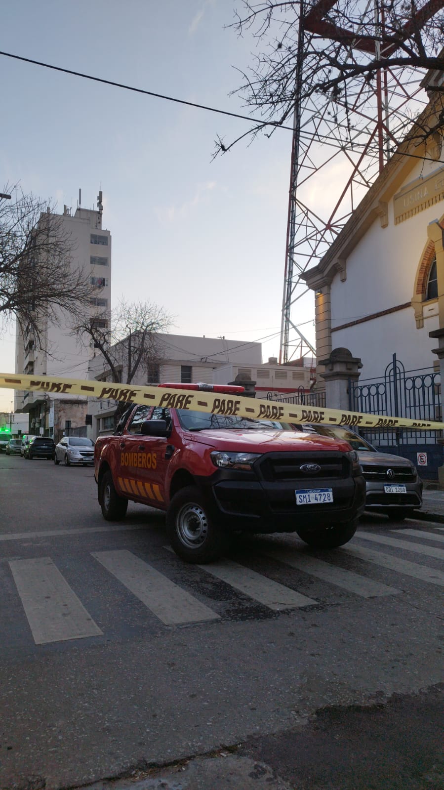 Hombre se sube a la Torre de Antel en reclamo para ver a su hijo. Exige la presencia del Ministro del Interior 3