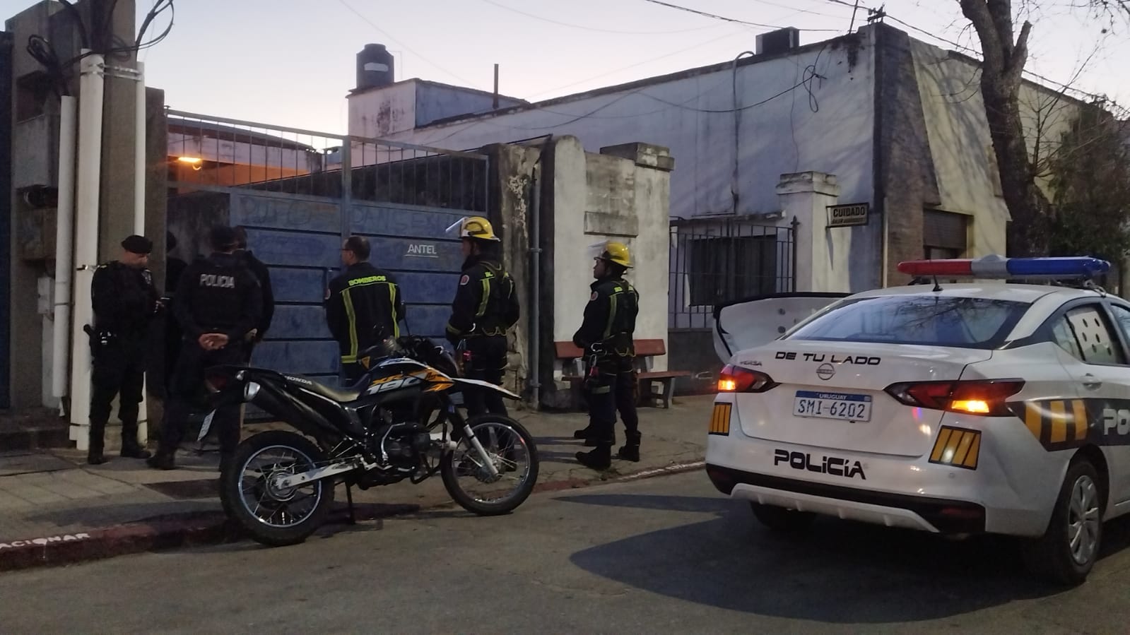 Hombre se sube a la Torre de Antel en reclamo para ver a su hijo. Exige la presencia del Ministro del Interior 4
