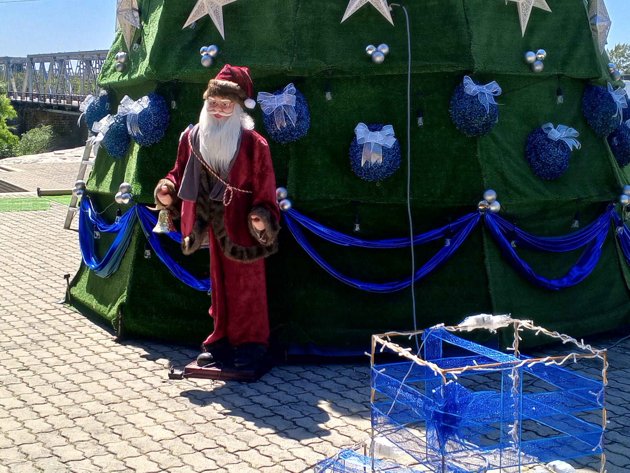 IDF trabaja en el armado del Árbol de Navidad 2