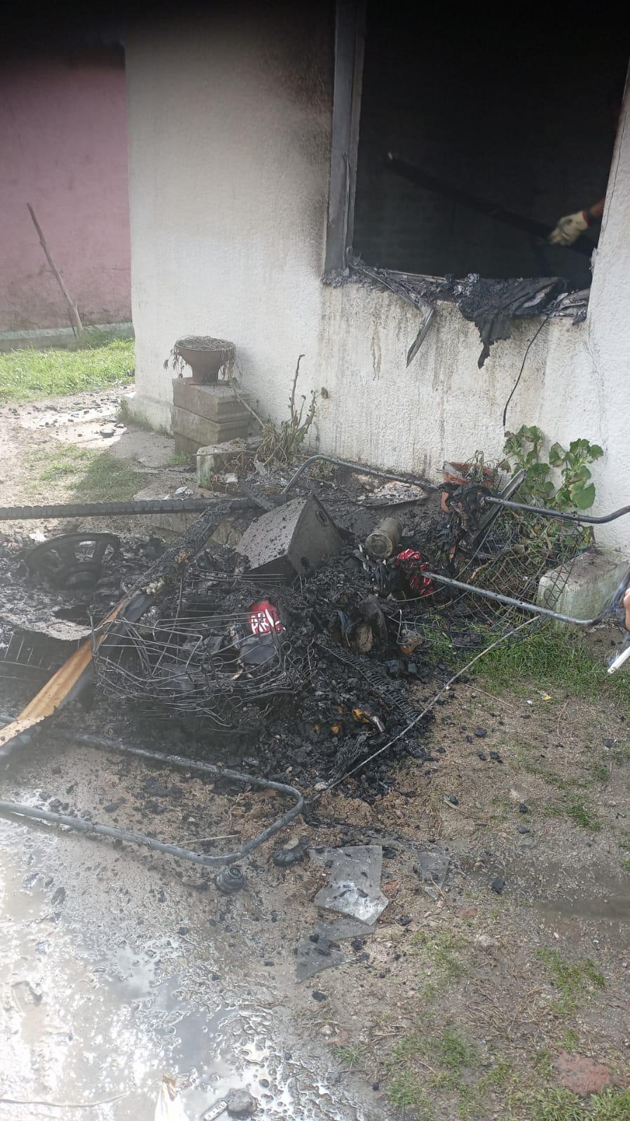 Incendio de una casa con pérdidas totales1 Ayuda al 091392543