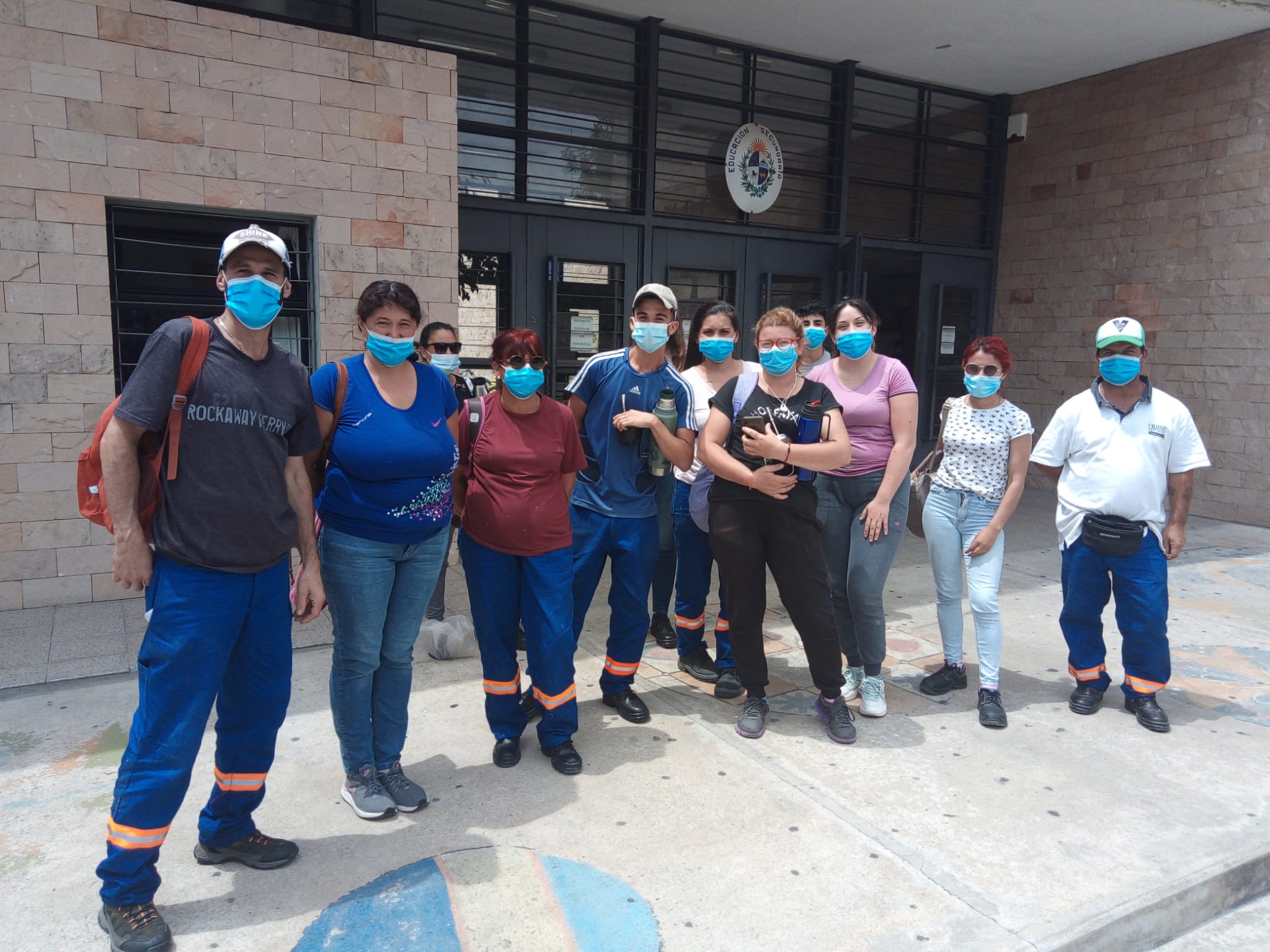 Integrantes de Uruguay Trabaja cumplen tareas en el Liceo 2