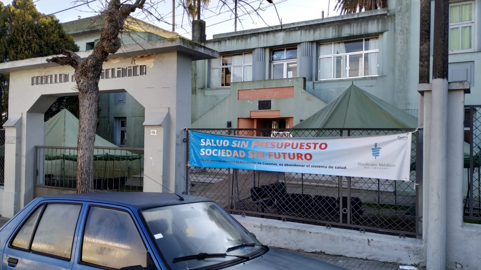Integrantes del Sindicato Médico del Uruguay colocaron cartel en ingreso al Hospital Florida. 2
